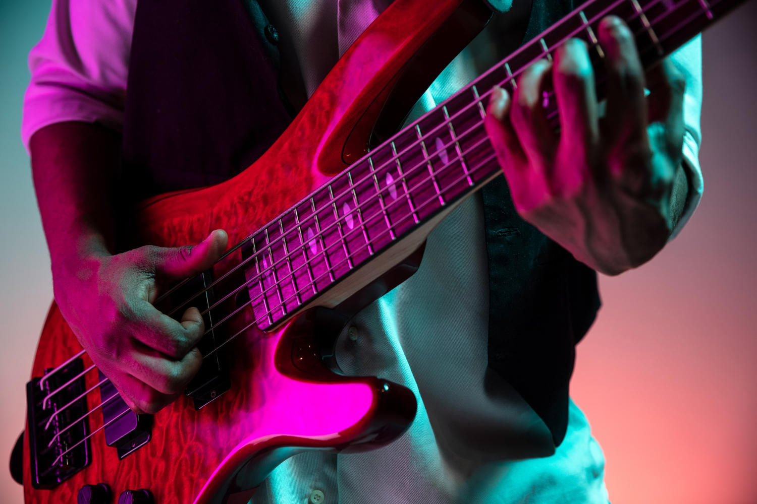 Músico tocando baixo.