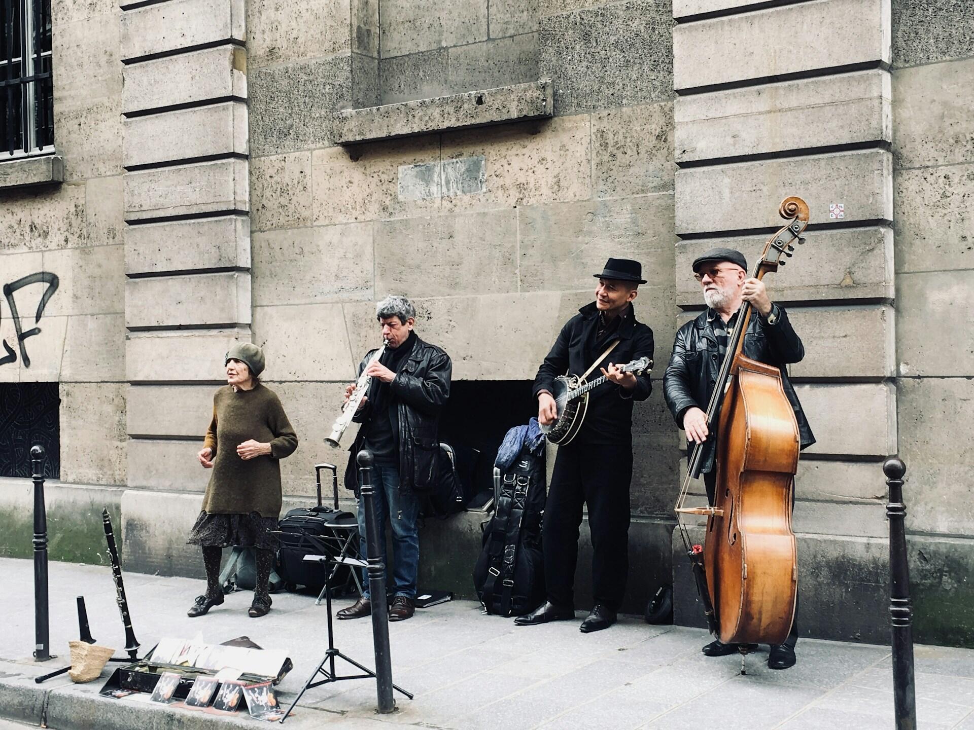 Foto de um grupo de músicos tocando na rua.