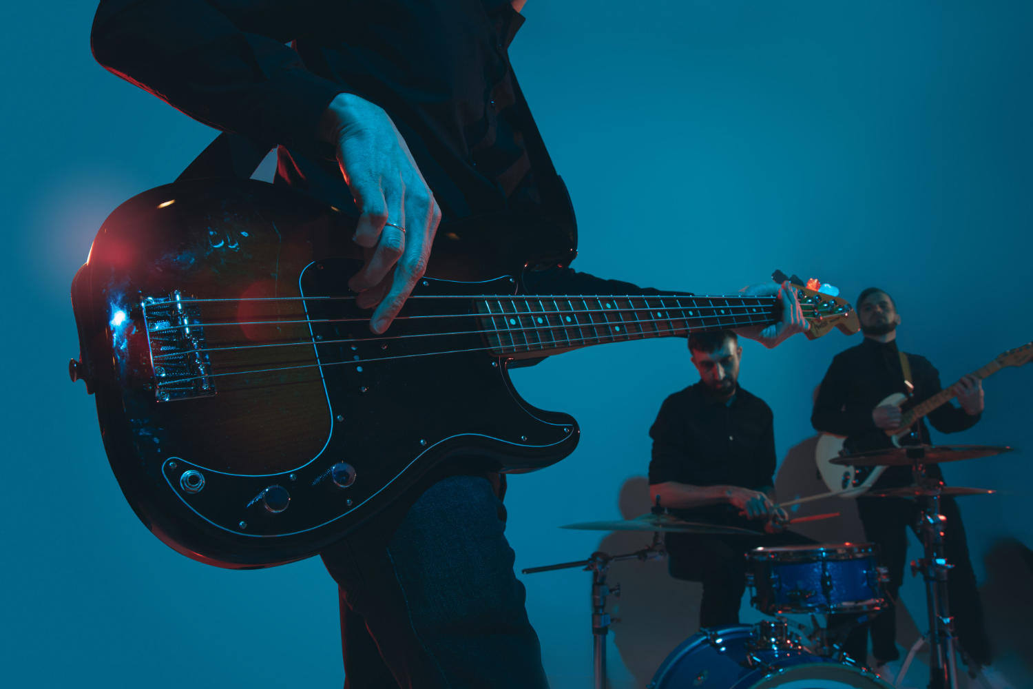 Músico tocando baixo com a banda.
