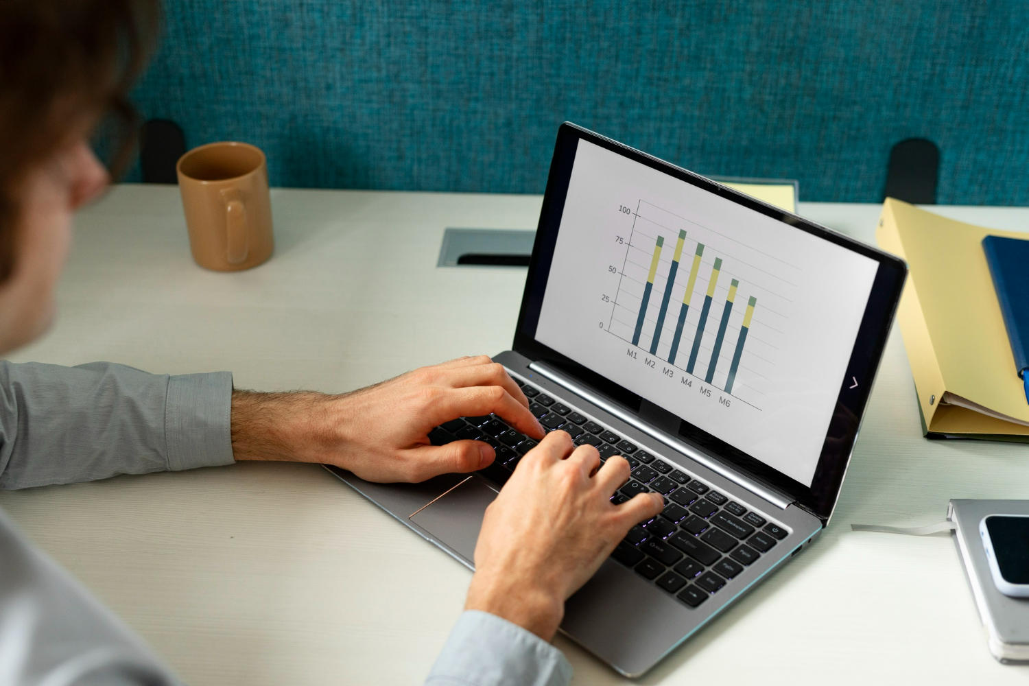 Fotografia de homem fazendo gráfico em Excel
