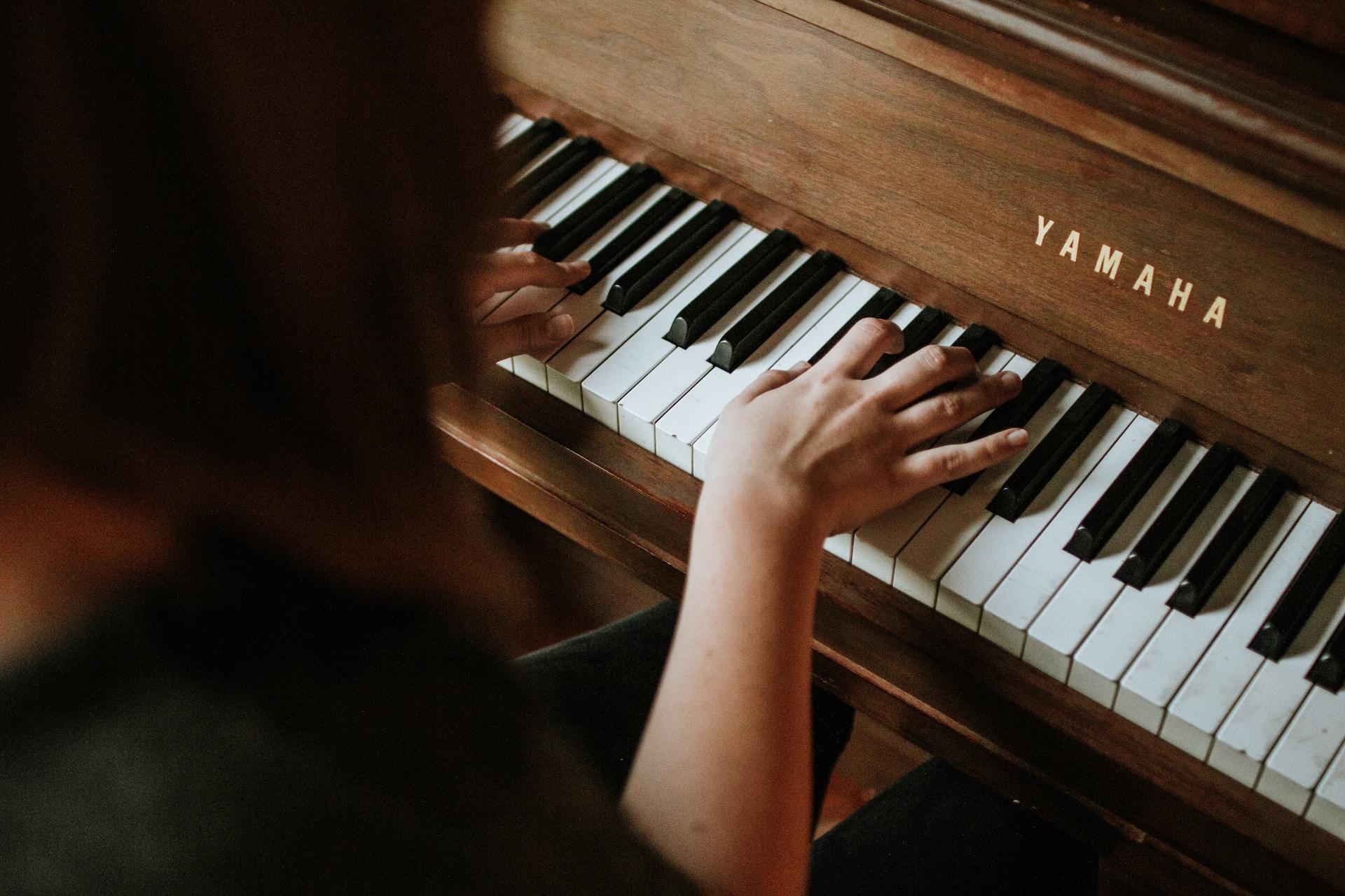 Mulher tocando piano.