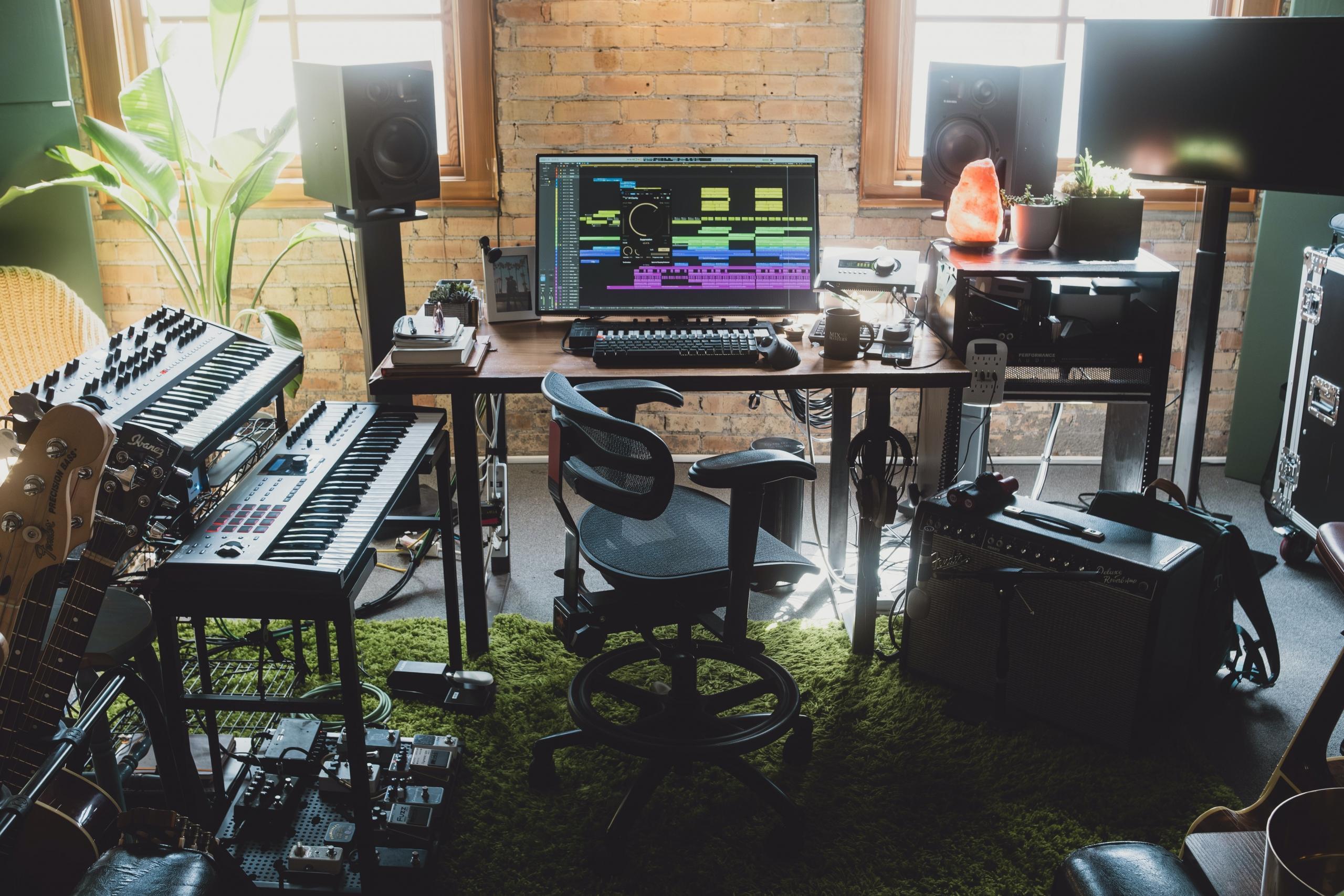 Um estúdio de música com equipamentos de som e computadores