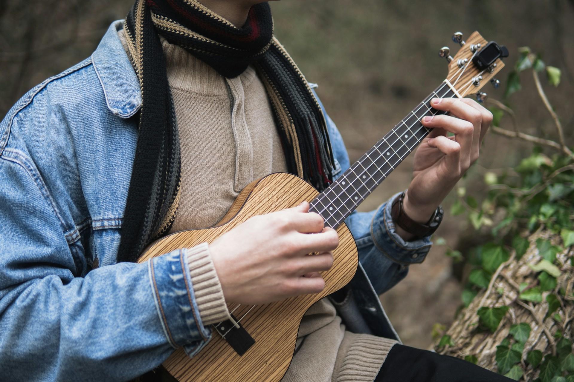 Homem tocando um cavaquinho.