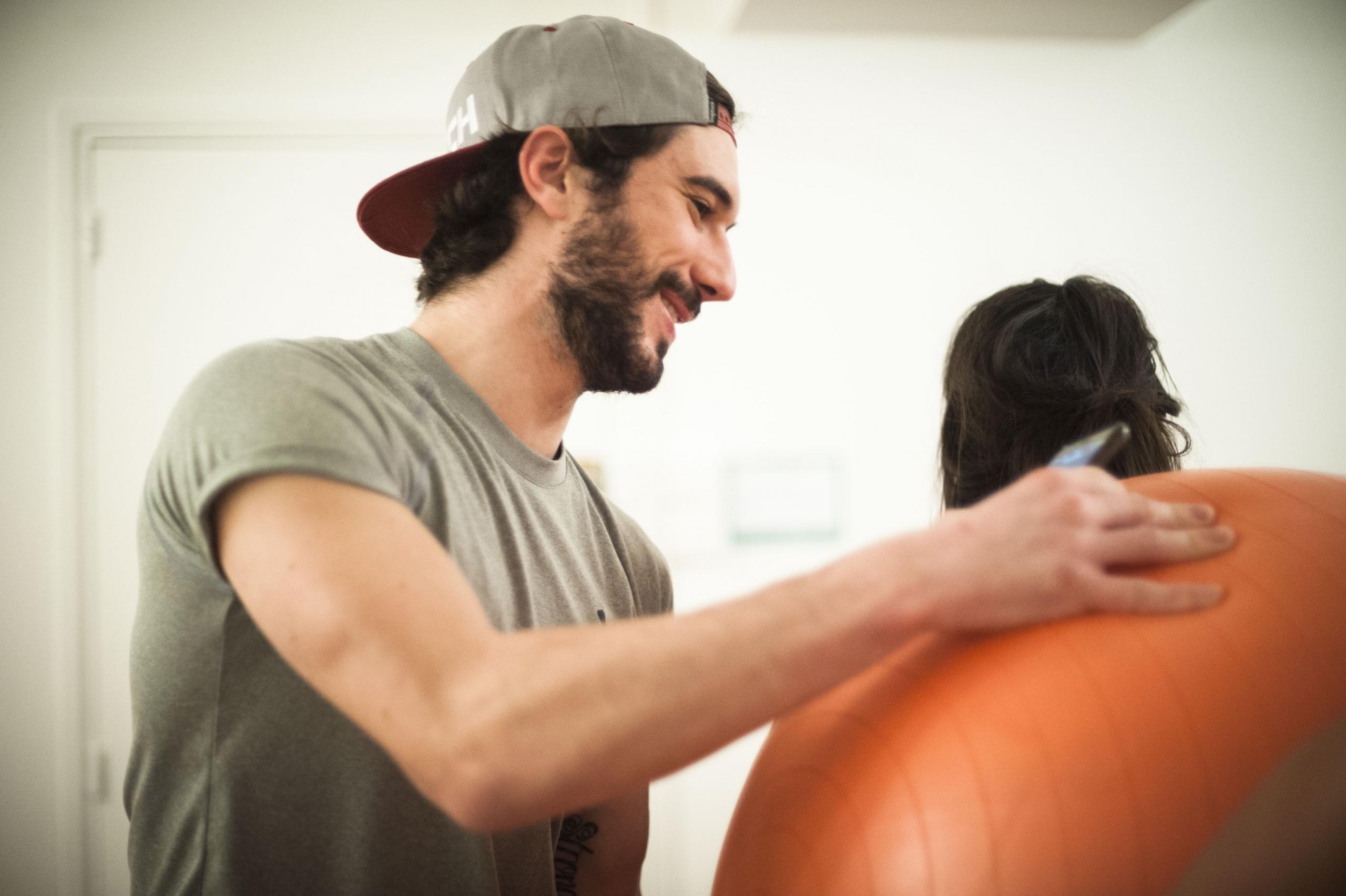 Personal trainer orientando um aluno.