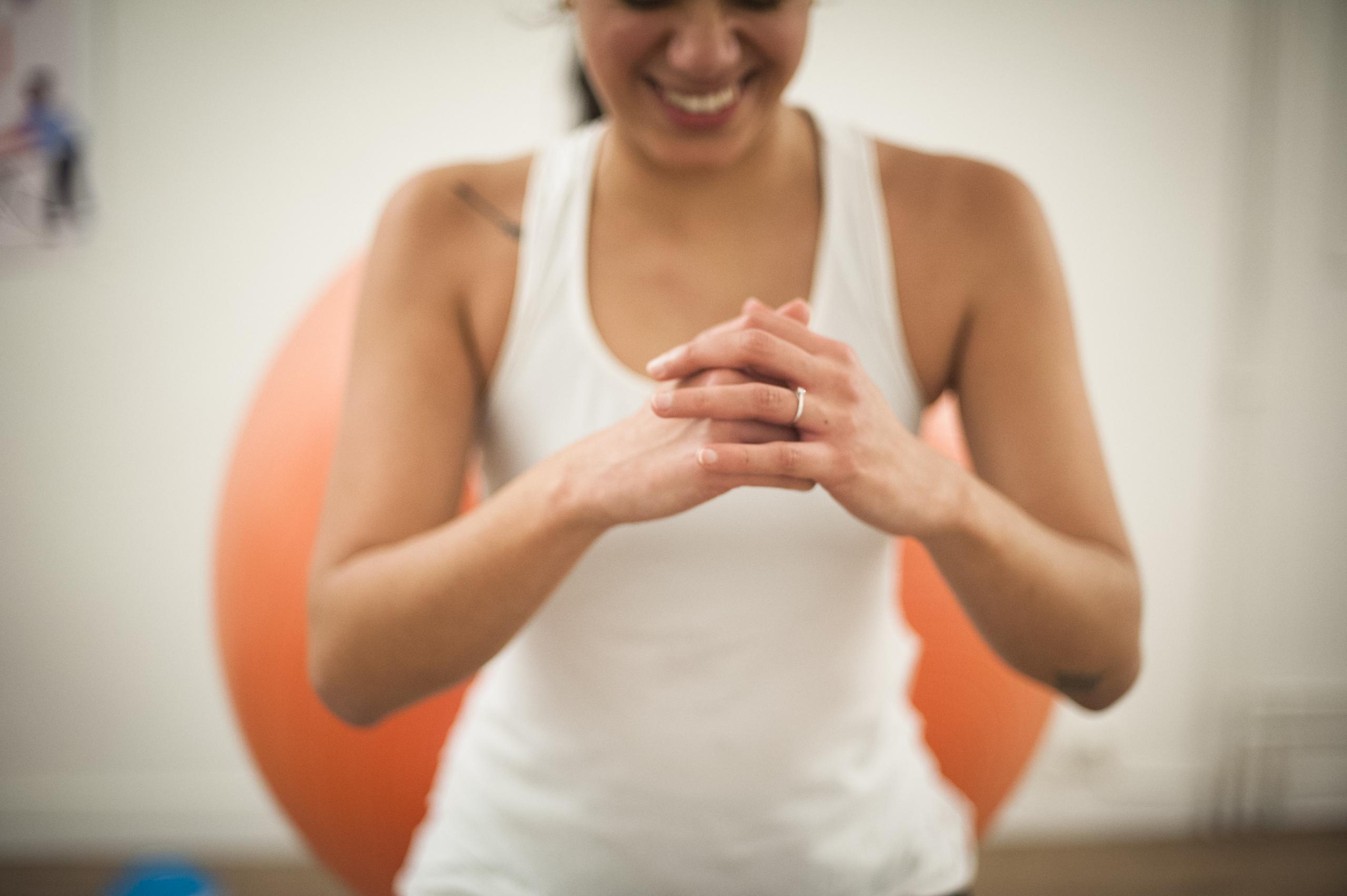 Mulher treinando com uma bola de pilates.