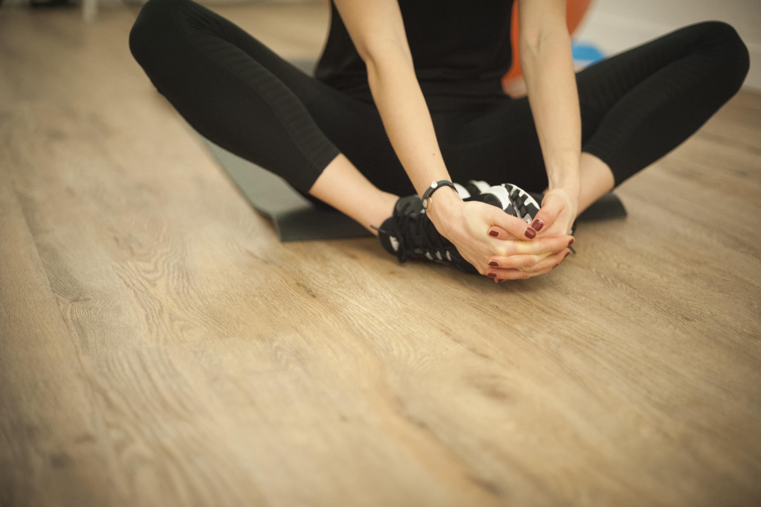 Muher fazendo exercícios de alongamento.