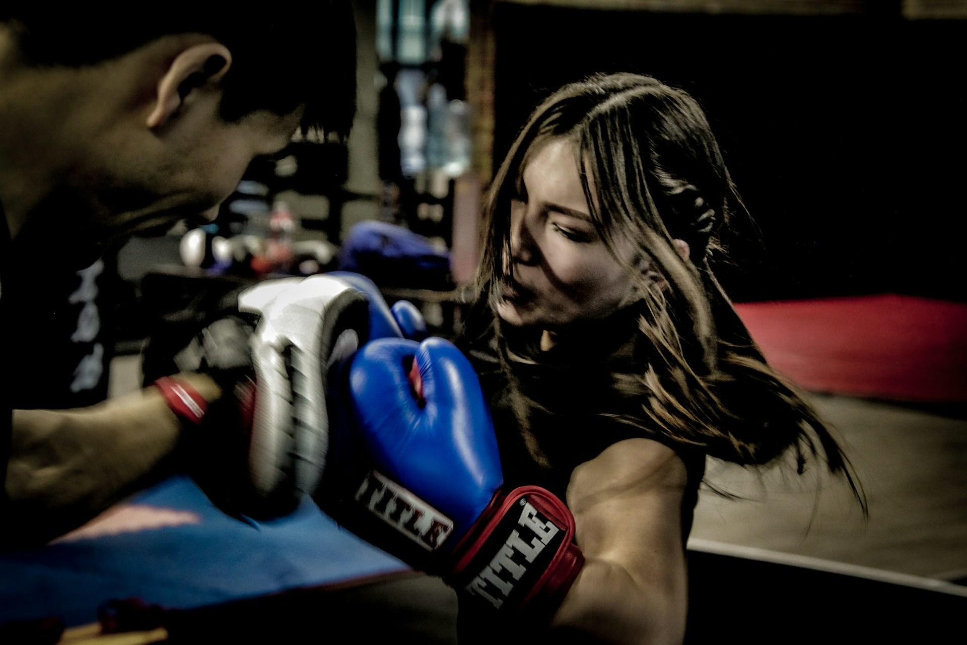 Mulher lutando boxe.