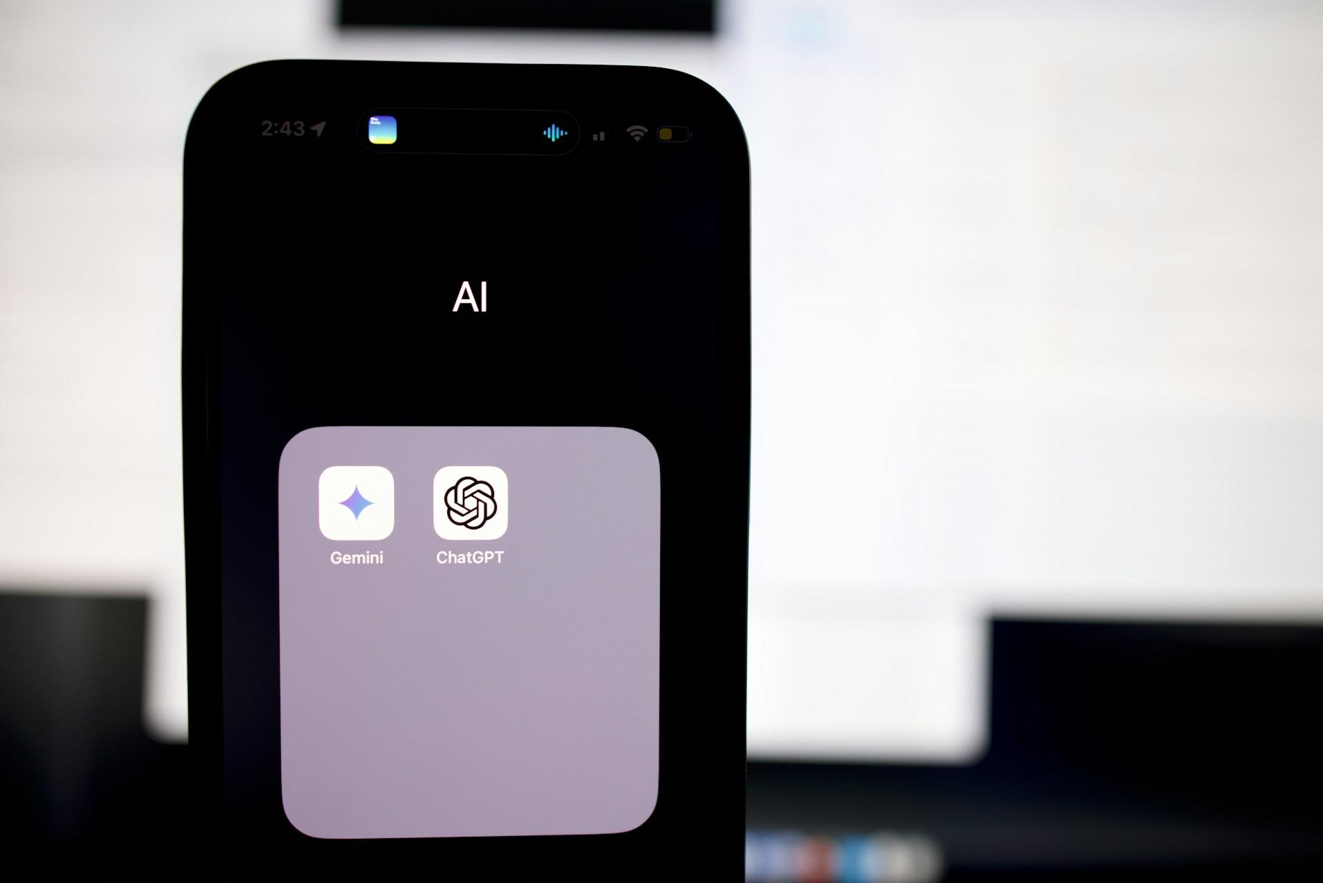 celular com os aplicativos gemini e chatgpt