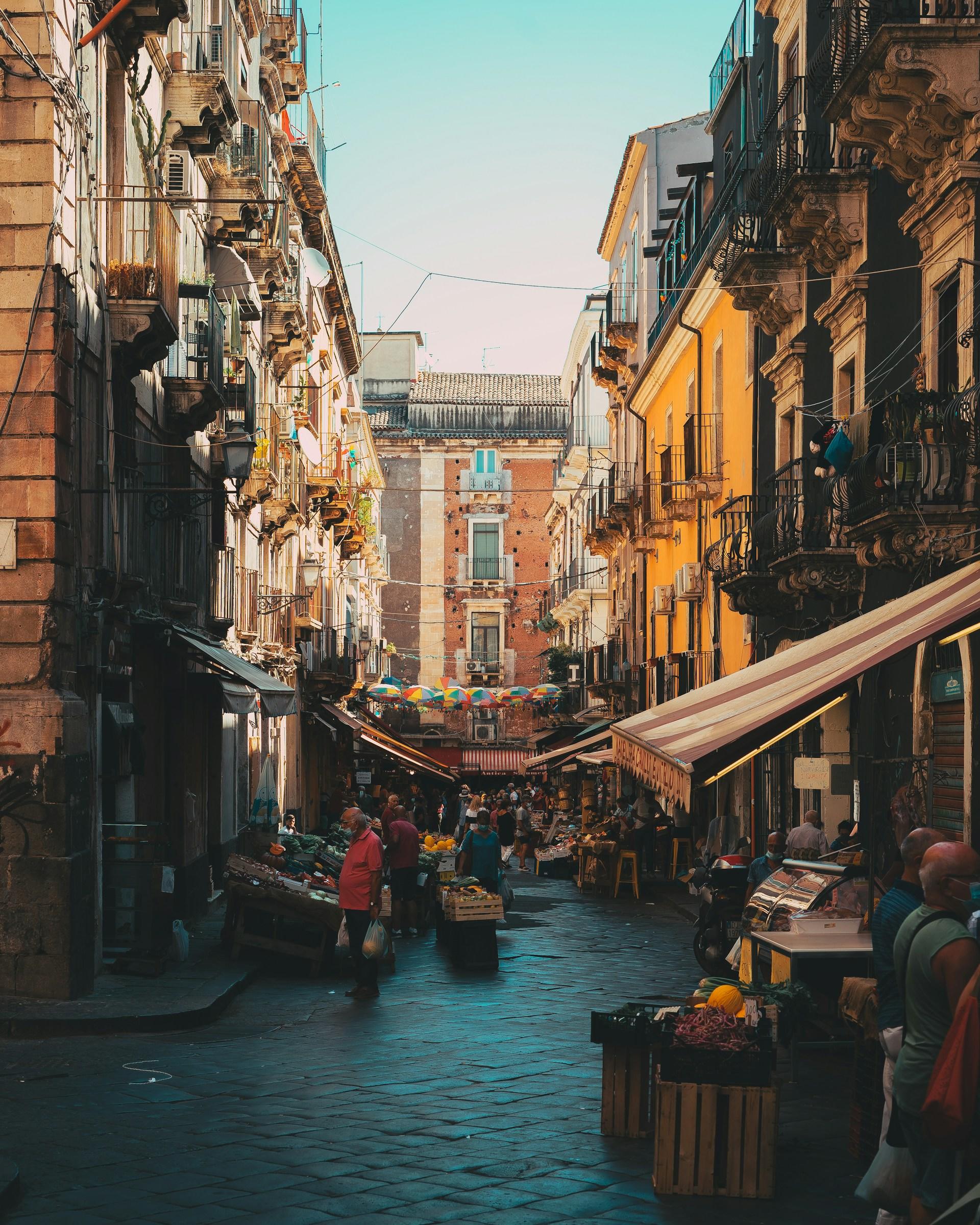 ruas da catania com algumas pessoas