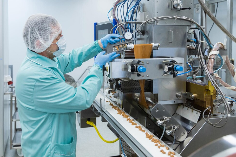 Cientista dos alimentos trabalhando em maquinários da indústria