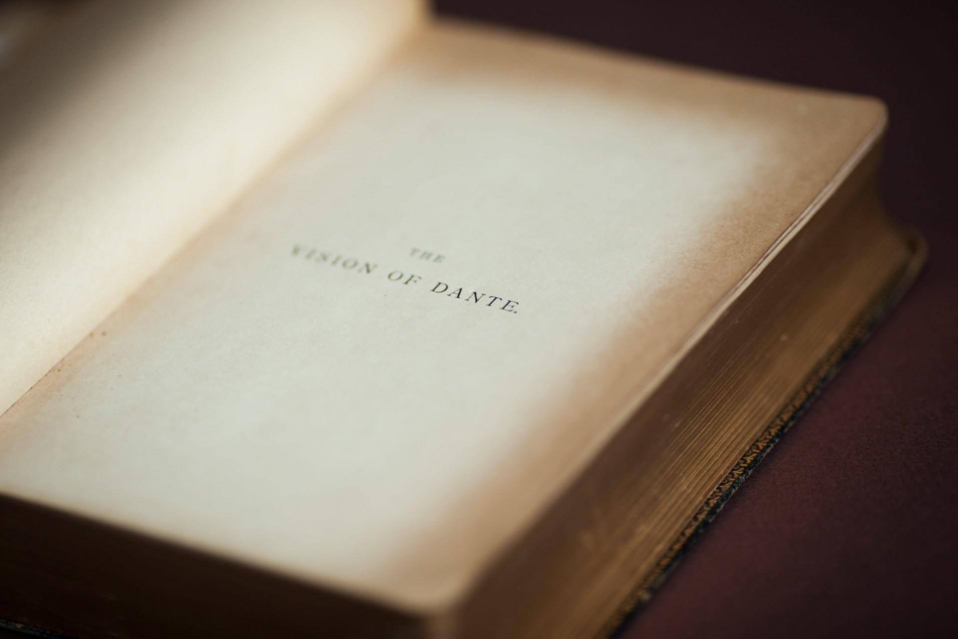 Fotografia de obra de Dante Alighieri