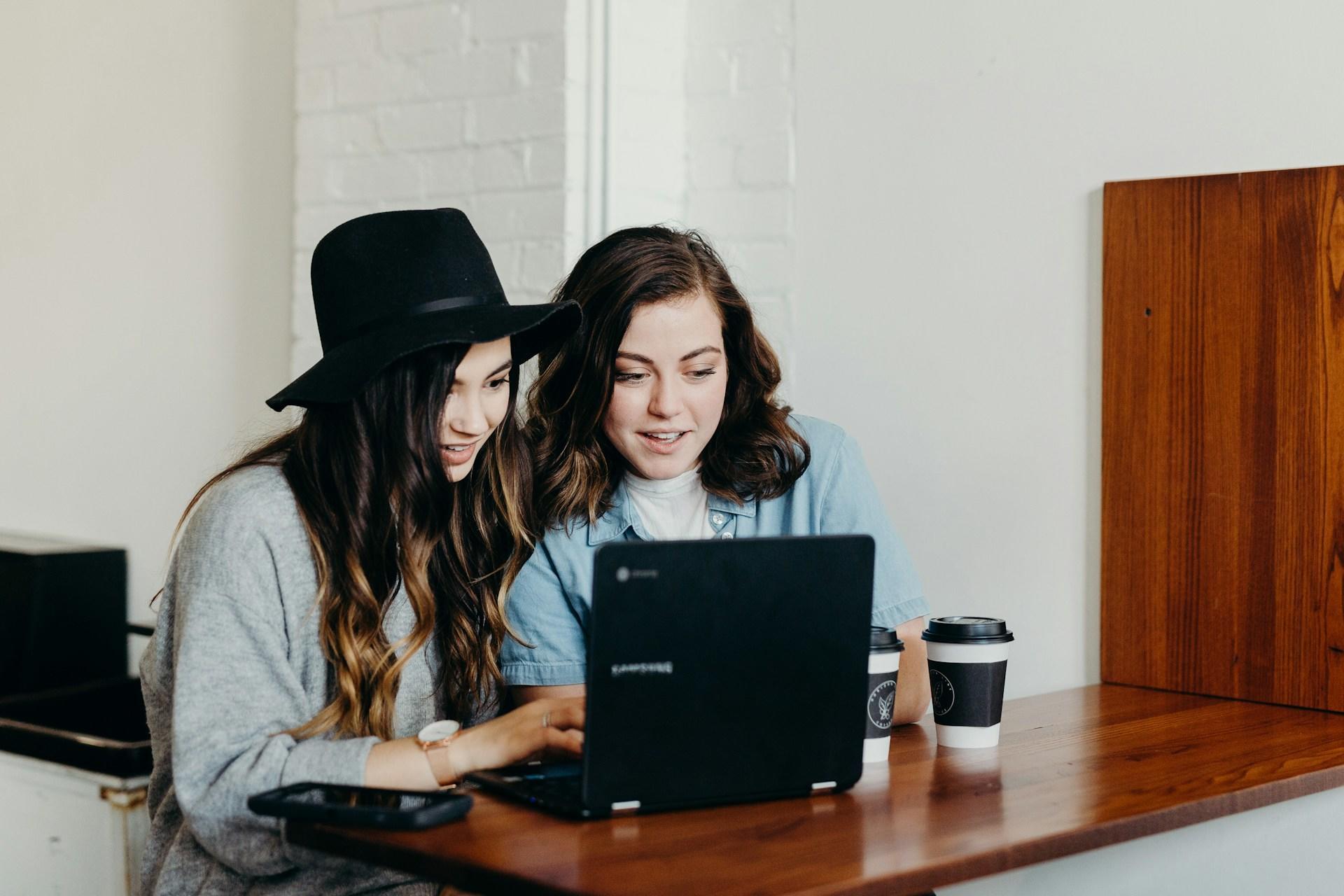Jovens estudando junto com um computador.