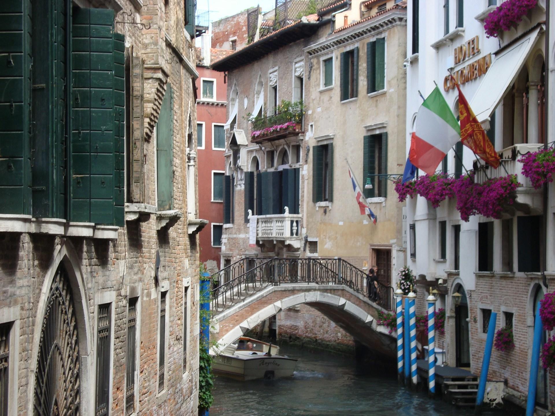 Fotografia das ruas italianas com bandeiras no fundo