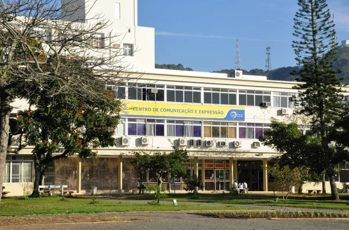 Fotografia de um dos campos catarinenses da Universidade Federal de Santa Catarina (UFSC)