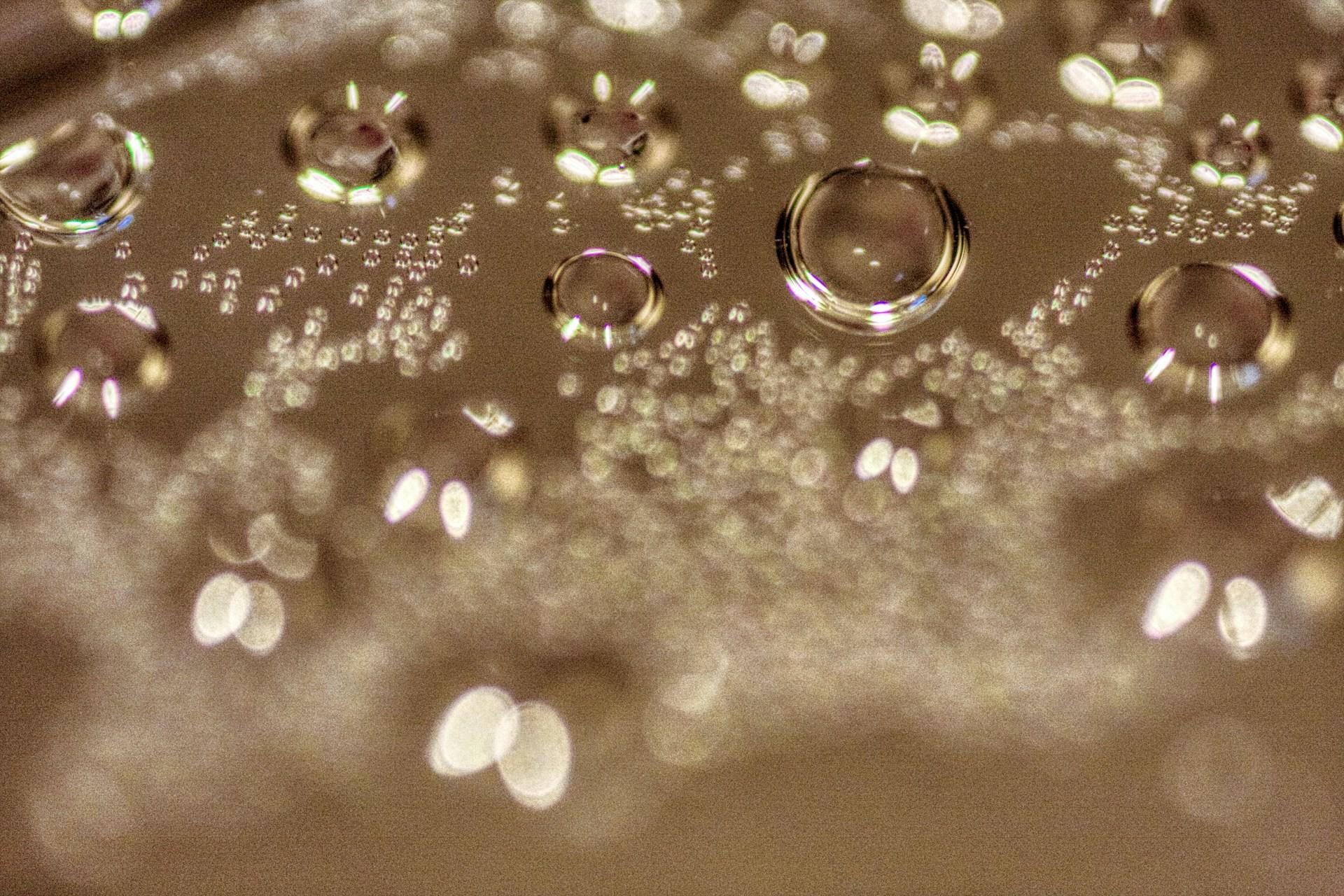 Fotografia de gotas de água com fundo escuro