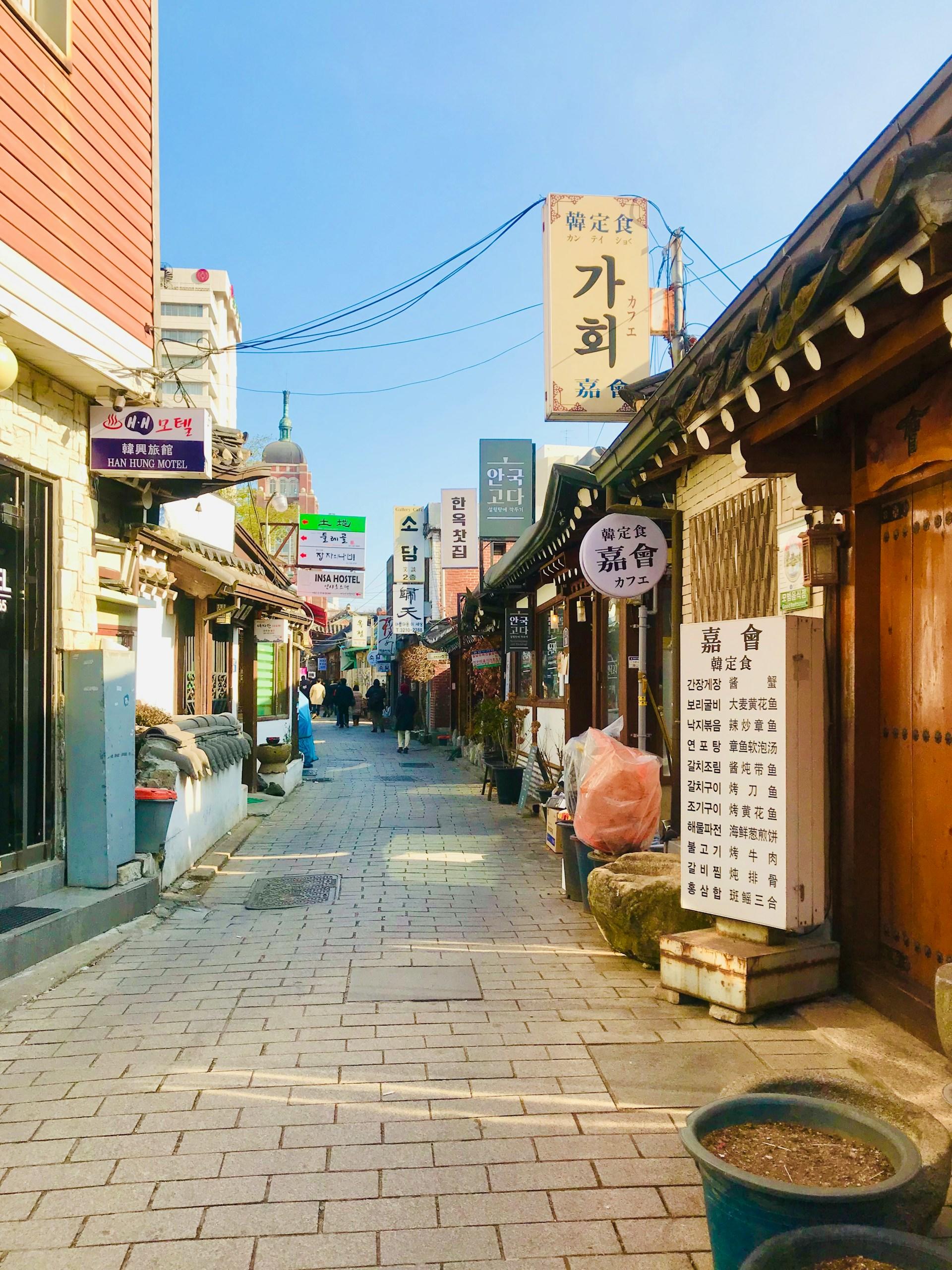 Rua comercial em uma cidade coreana.