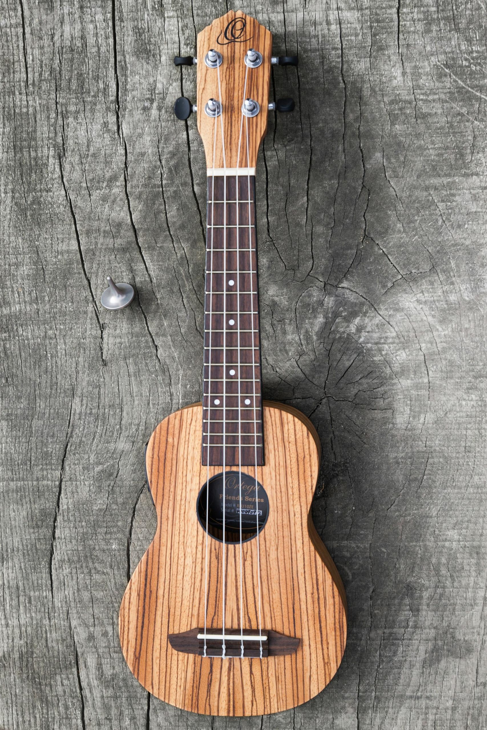 Foto de um cavaquinho em um fundo de madeira