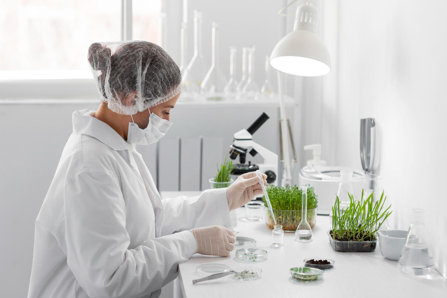 Mulher fazendo pesquisas de química ambiental.