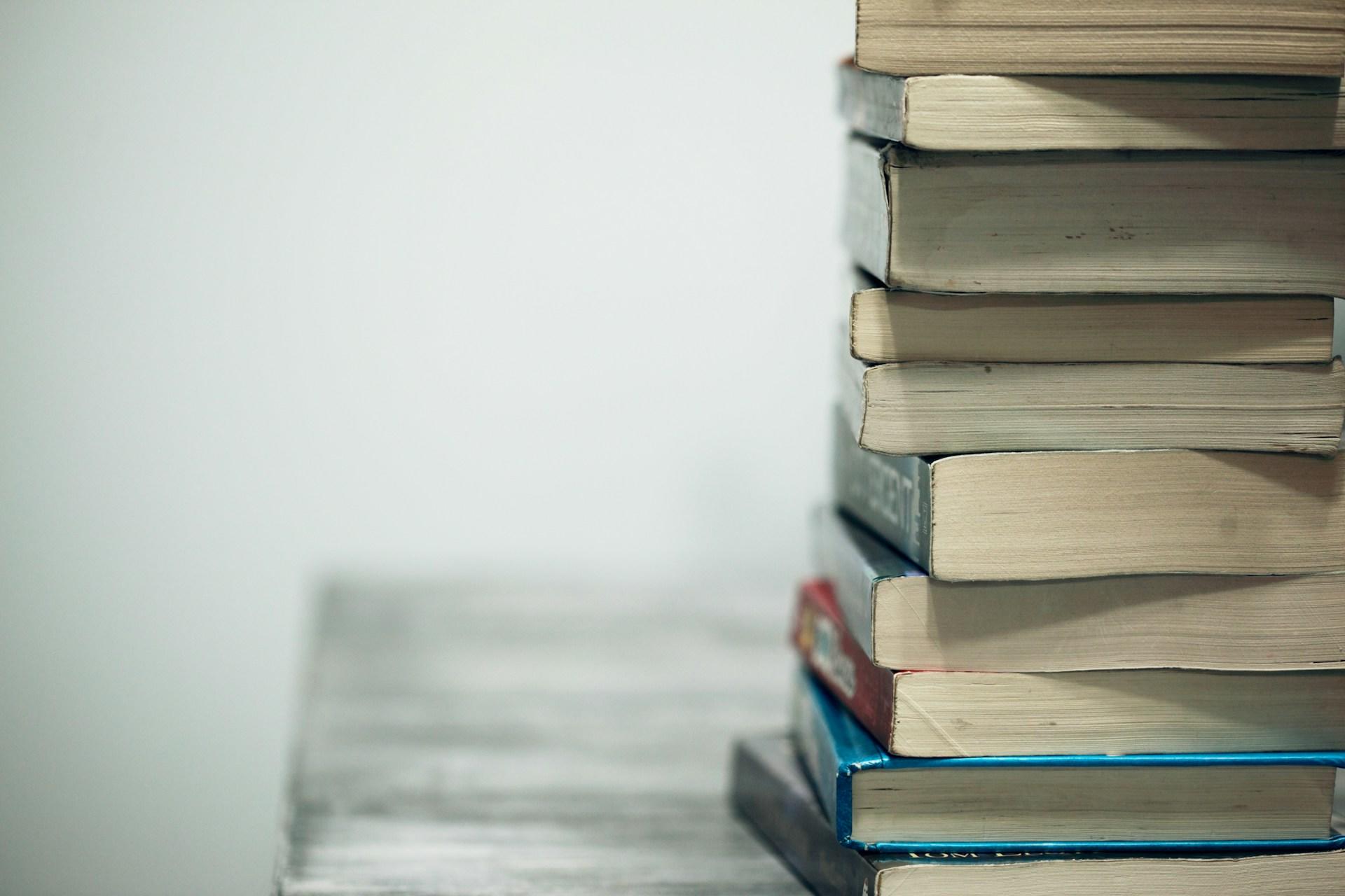 Fotografia de livros amontoados entre si