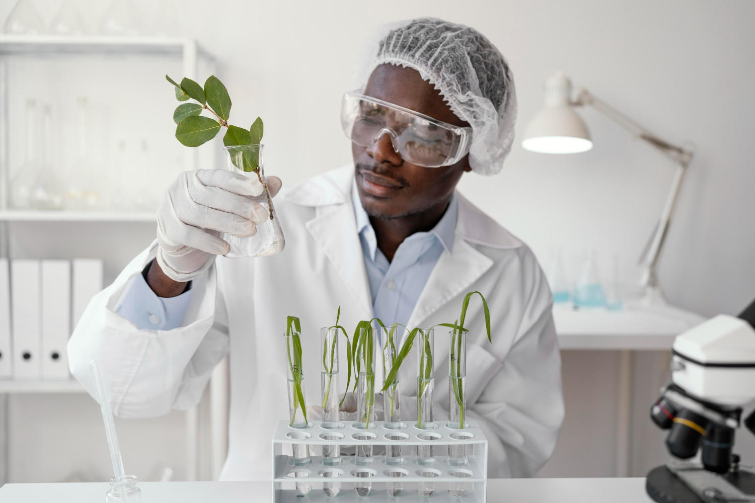 Estudante no laboratório de química ambiental.