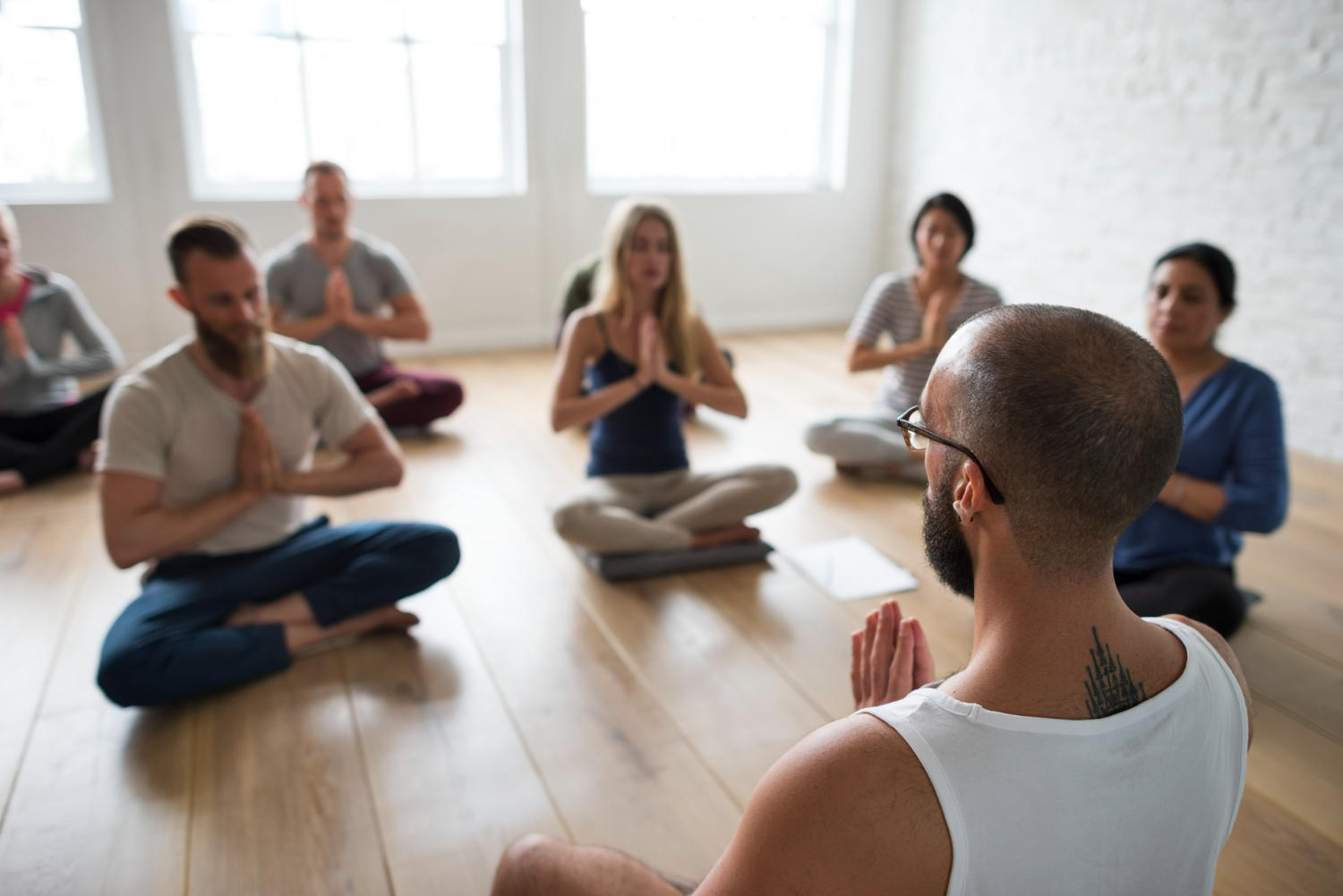 Grupo de pessoas praticando meditação.