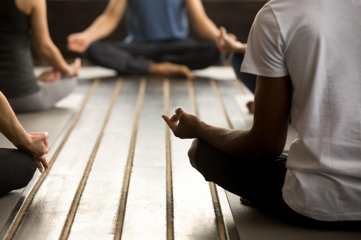 Alunos praticando meditação.