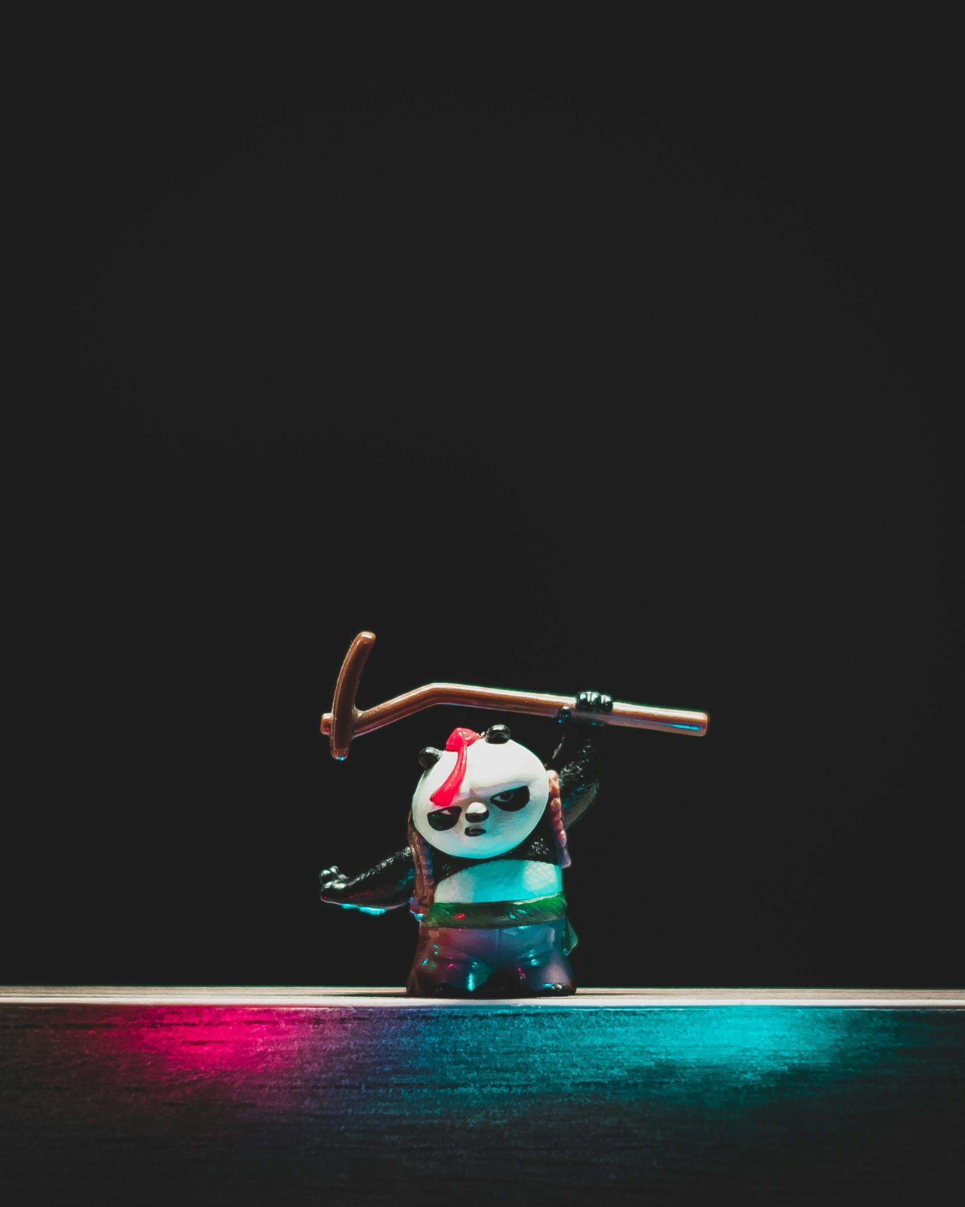 Boneco de um panda com um machado