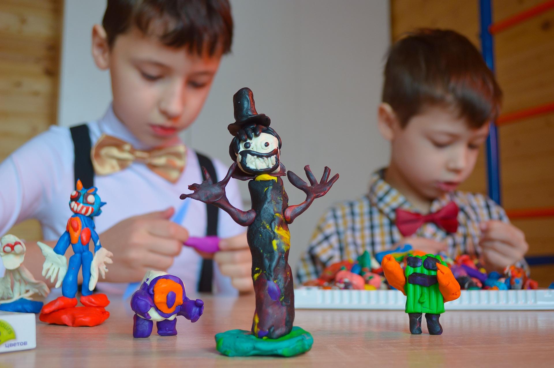 Crianças brincando com massa de modelar.