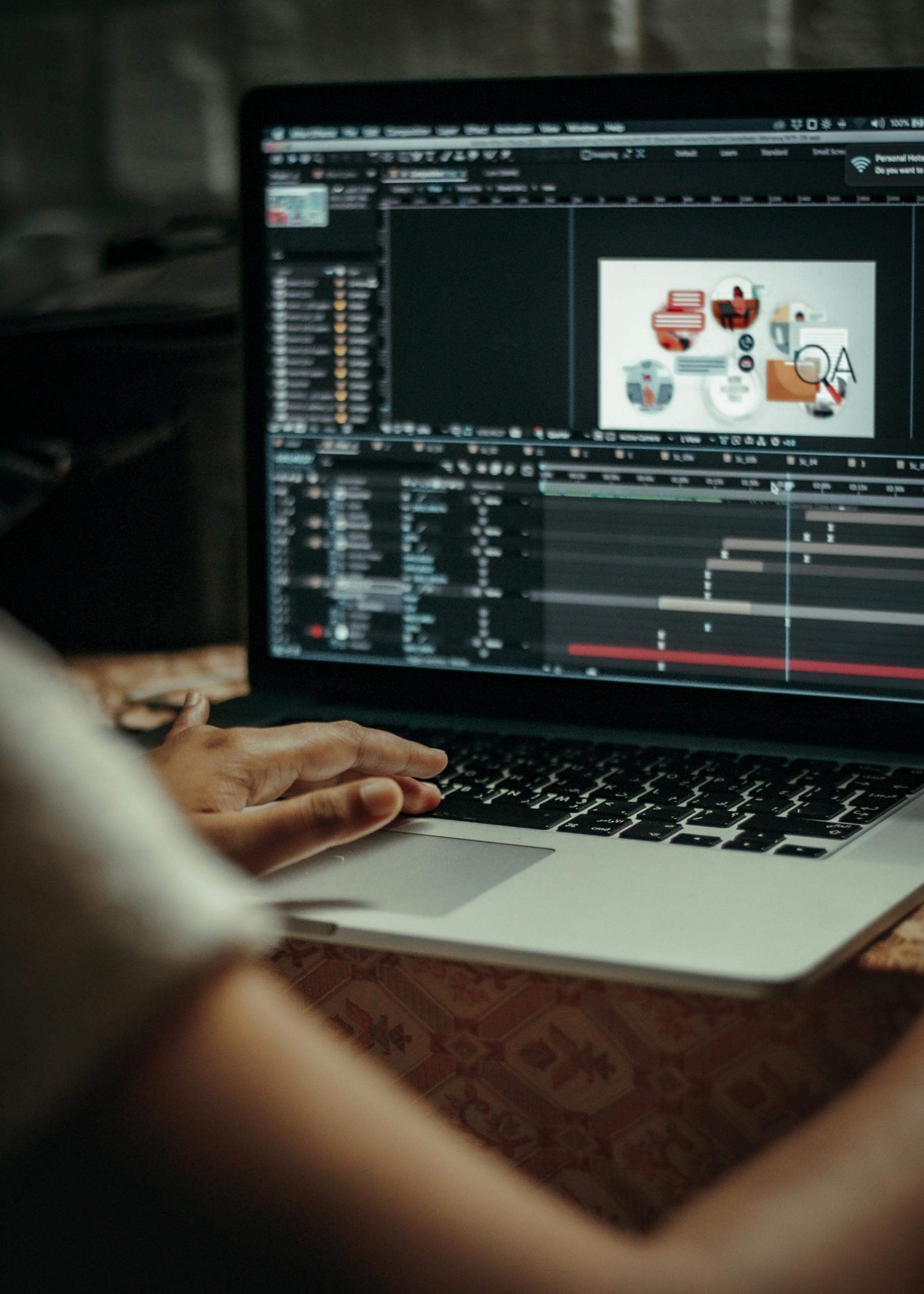 Foto de uma pessoa utilizando o After Effects e um computador.