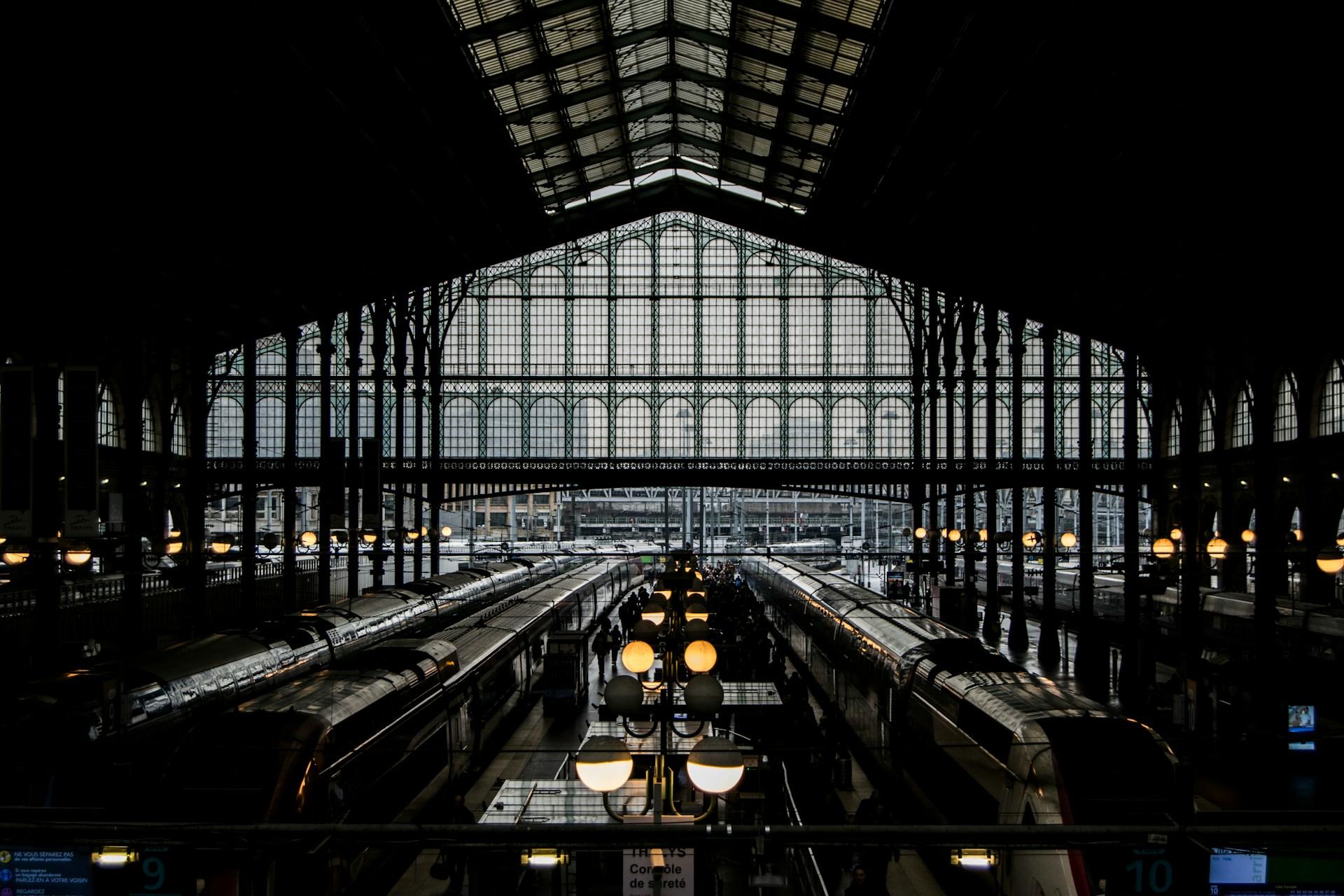 Foto de dentro da estação de Gare du Nord em Paris.