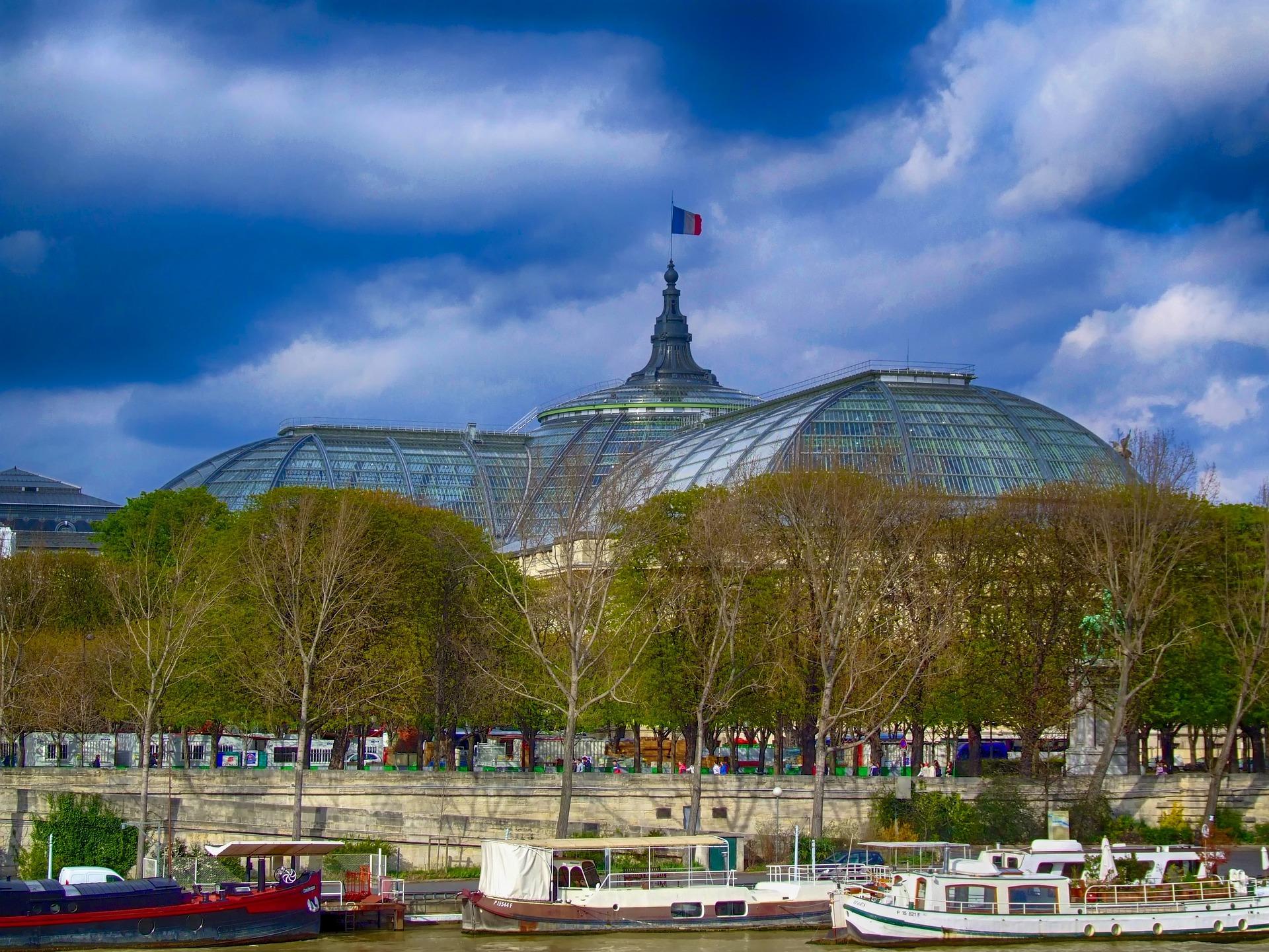 Foto do talhado de vidro do Grand Palais, visto do rio Sena.