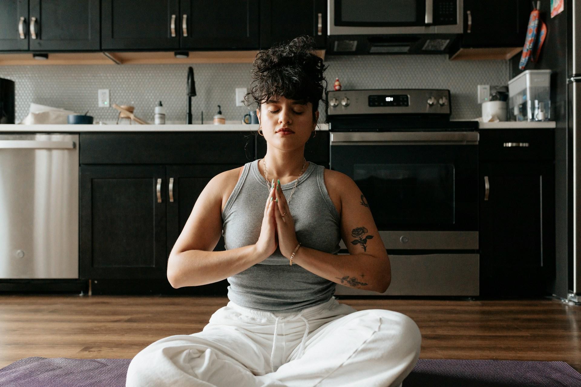 Mulher meditando em sua sala