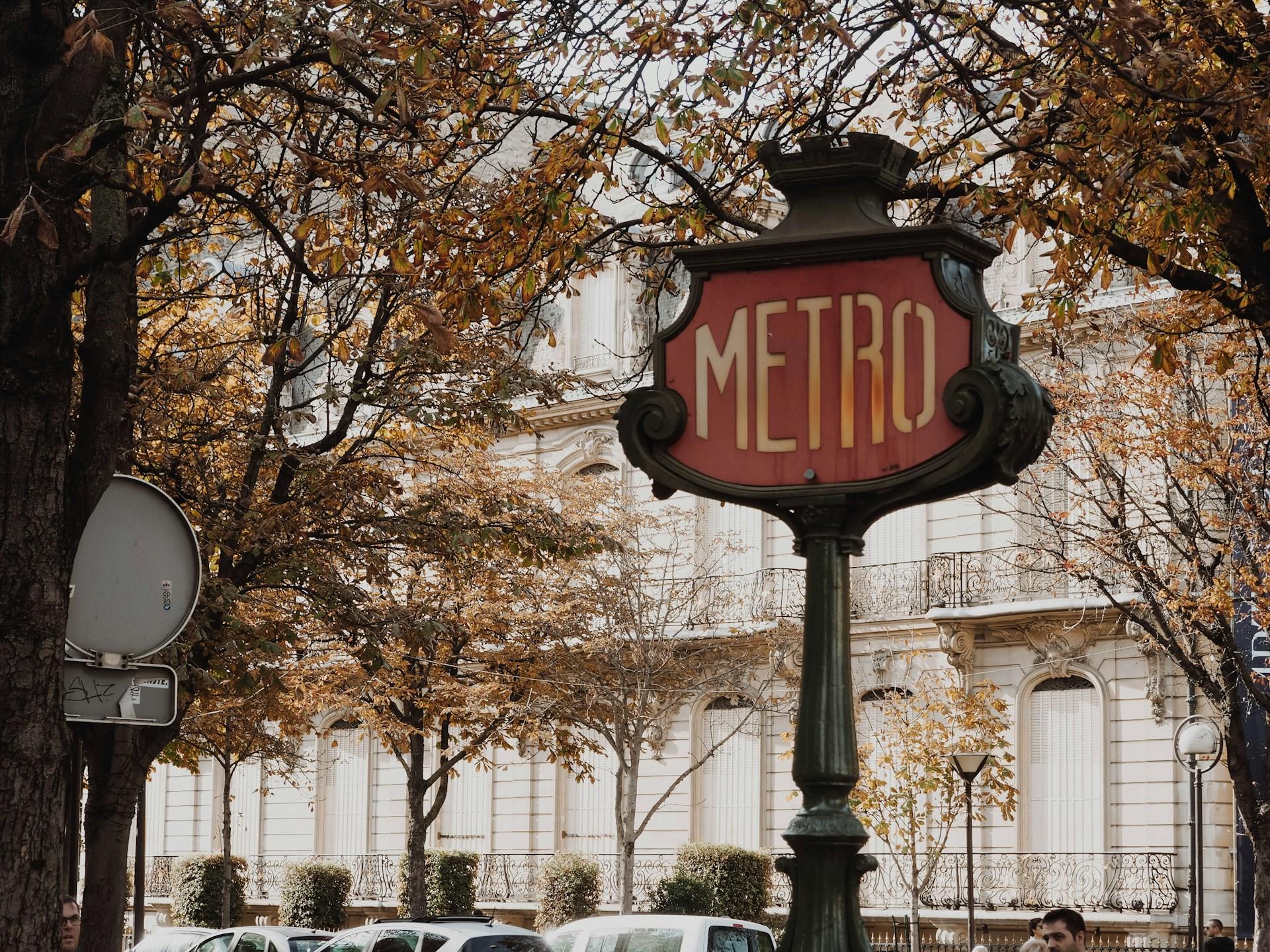 Foto de uma placa de metrô em Paris. Foto de Anastasia Zhenina em Unsplash