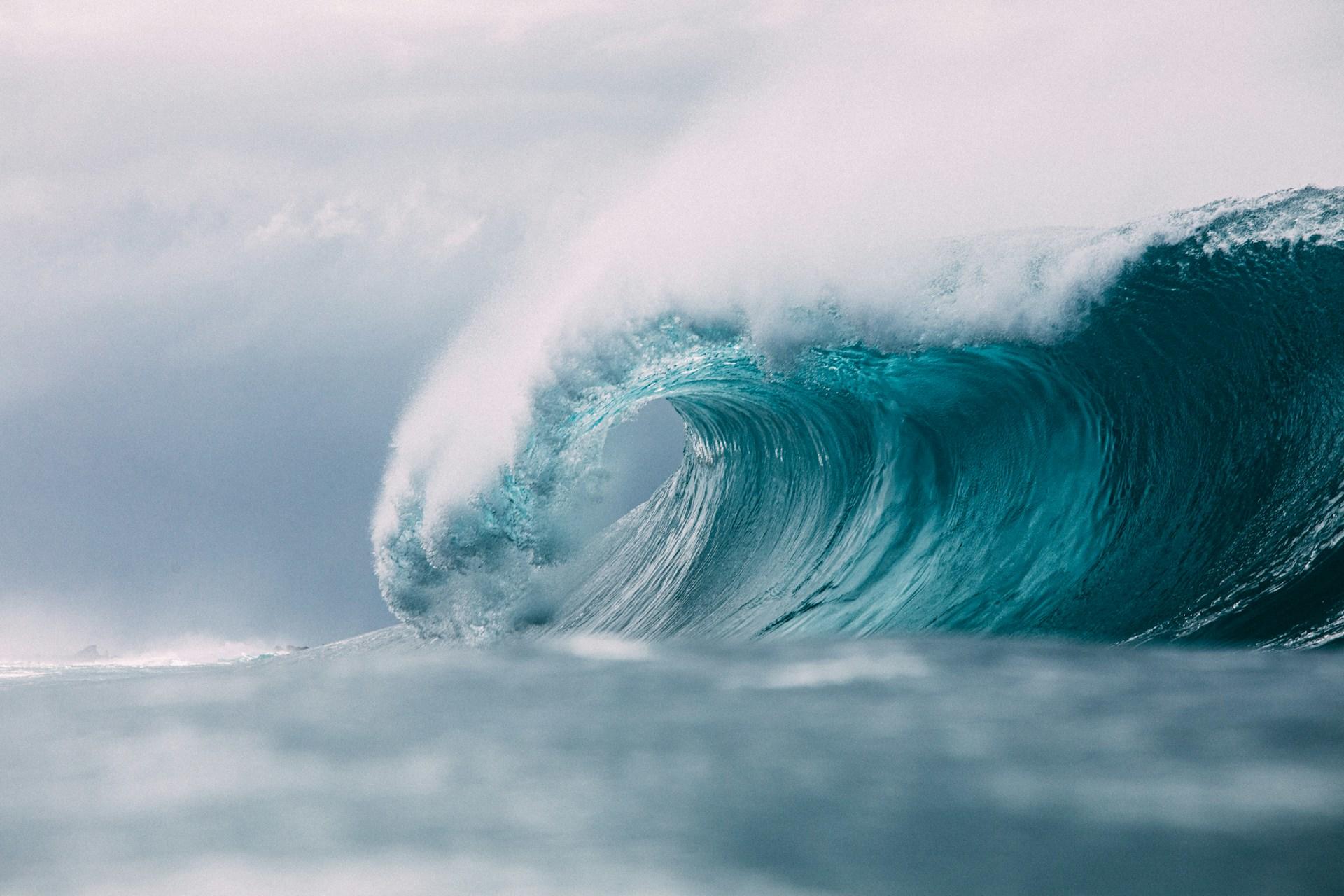 Foto de uma onda no mar.