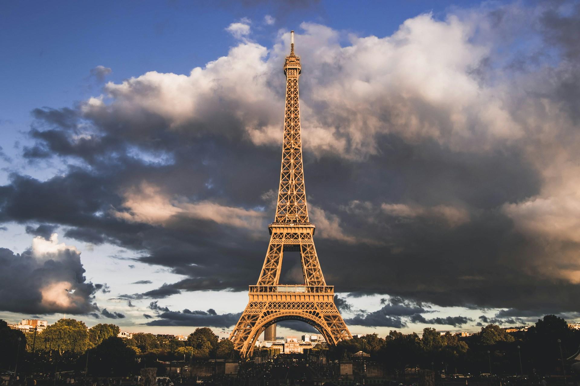 Foto de um anoitecer com a torre Eiffel em destaque.