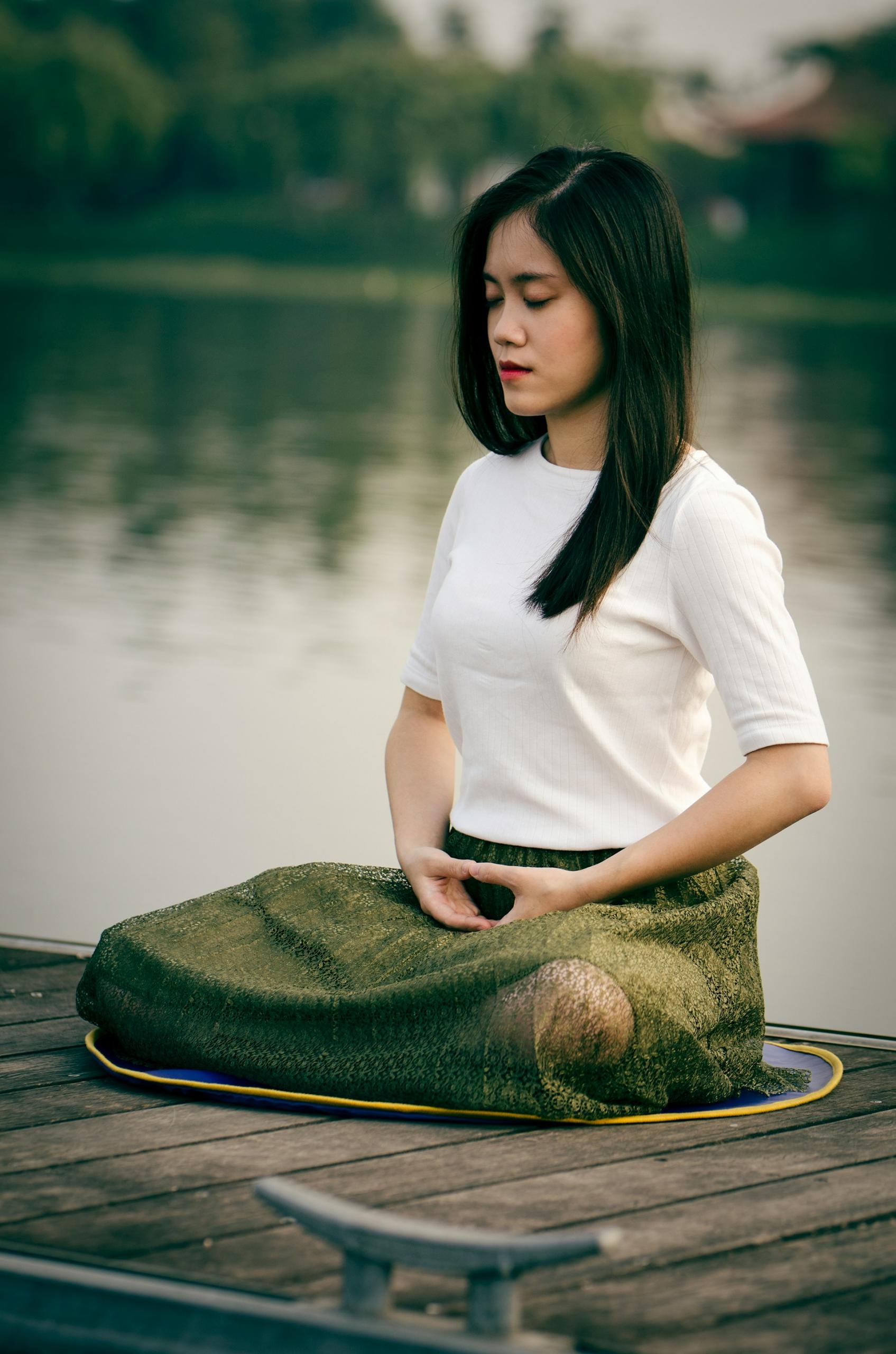 Mulher com traços orientais meditando