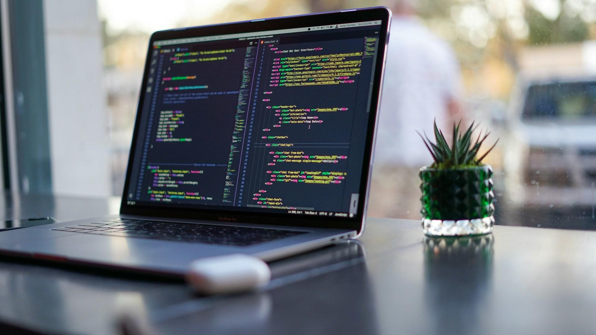 Computador com telas de programação Python