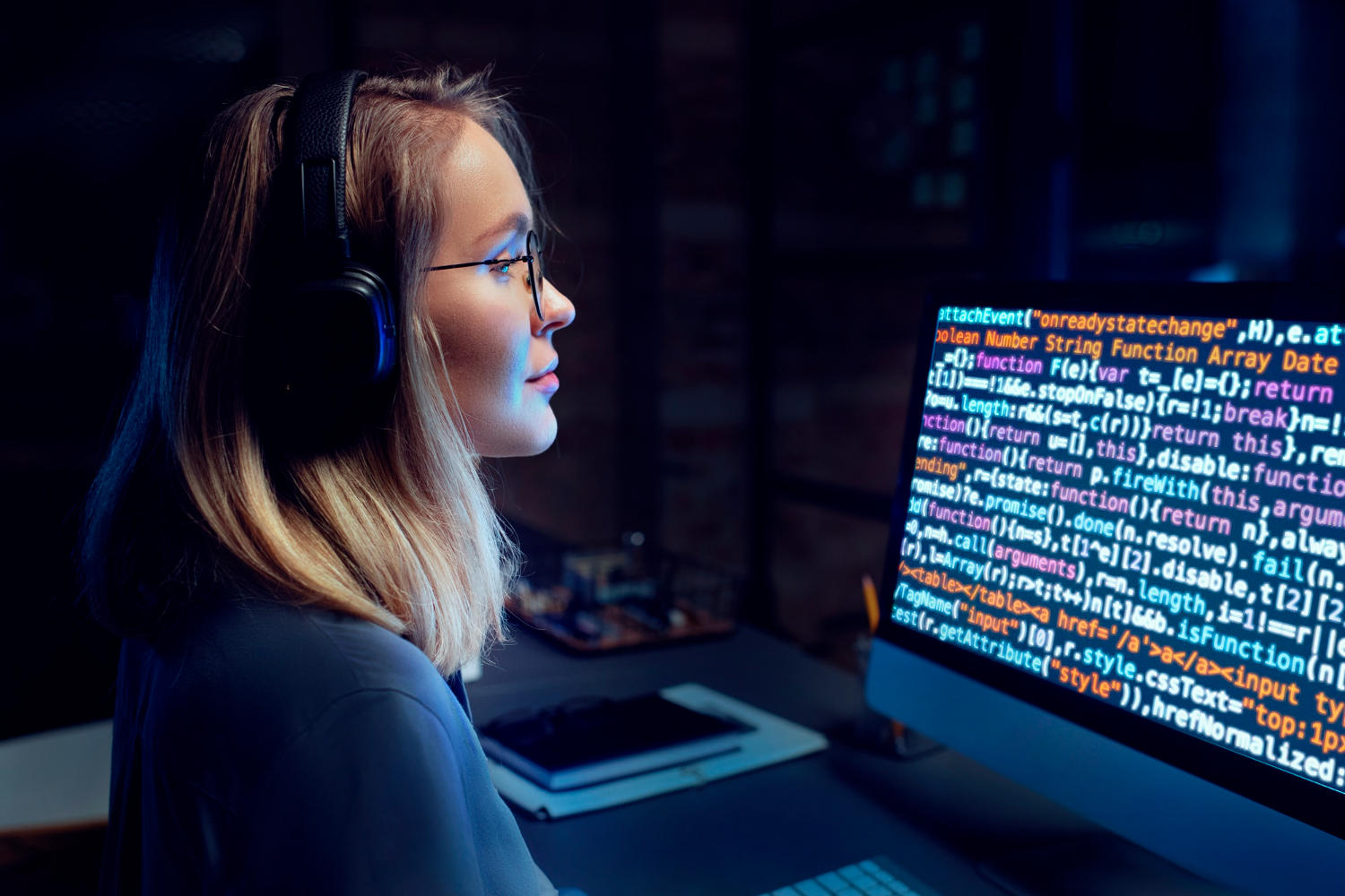 Aluna estudando programação online.