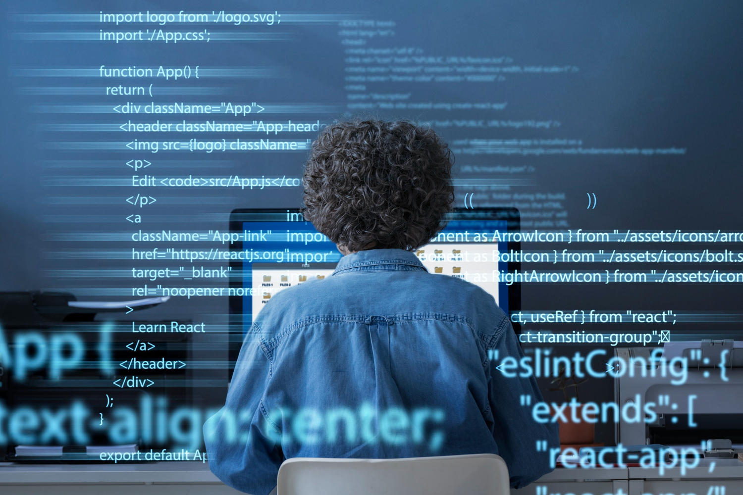 Pessoa fazendo trabalho de programação no computador.
