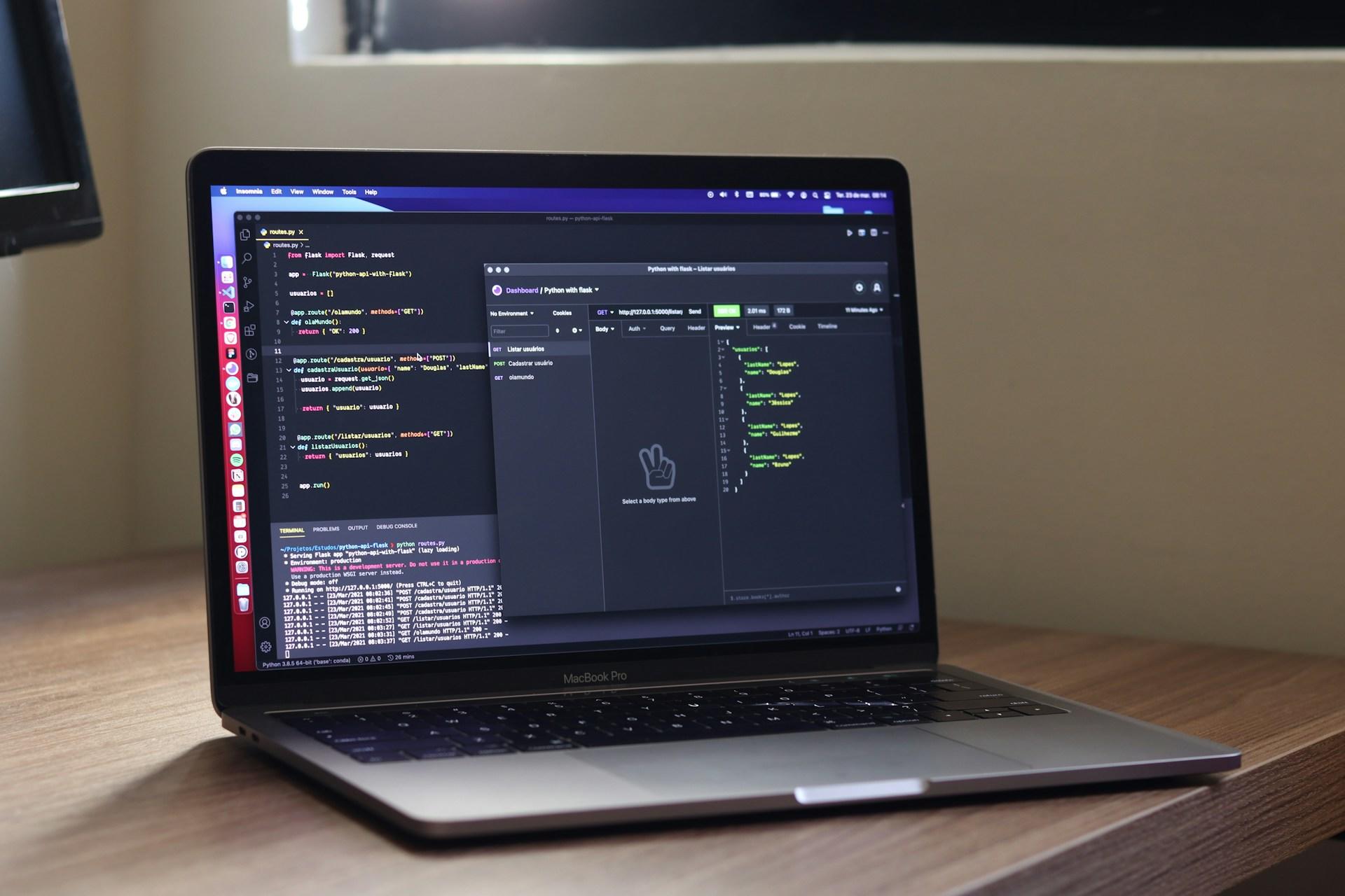 Computador com linhas de programação em python escritas na tela.