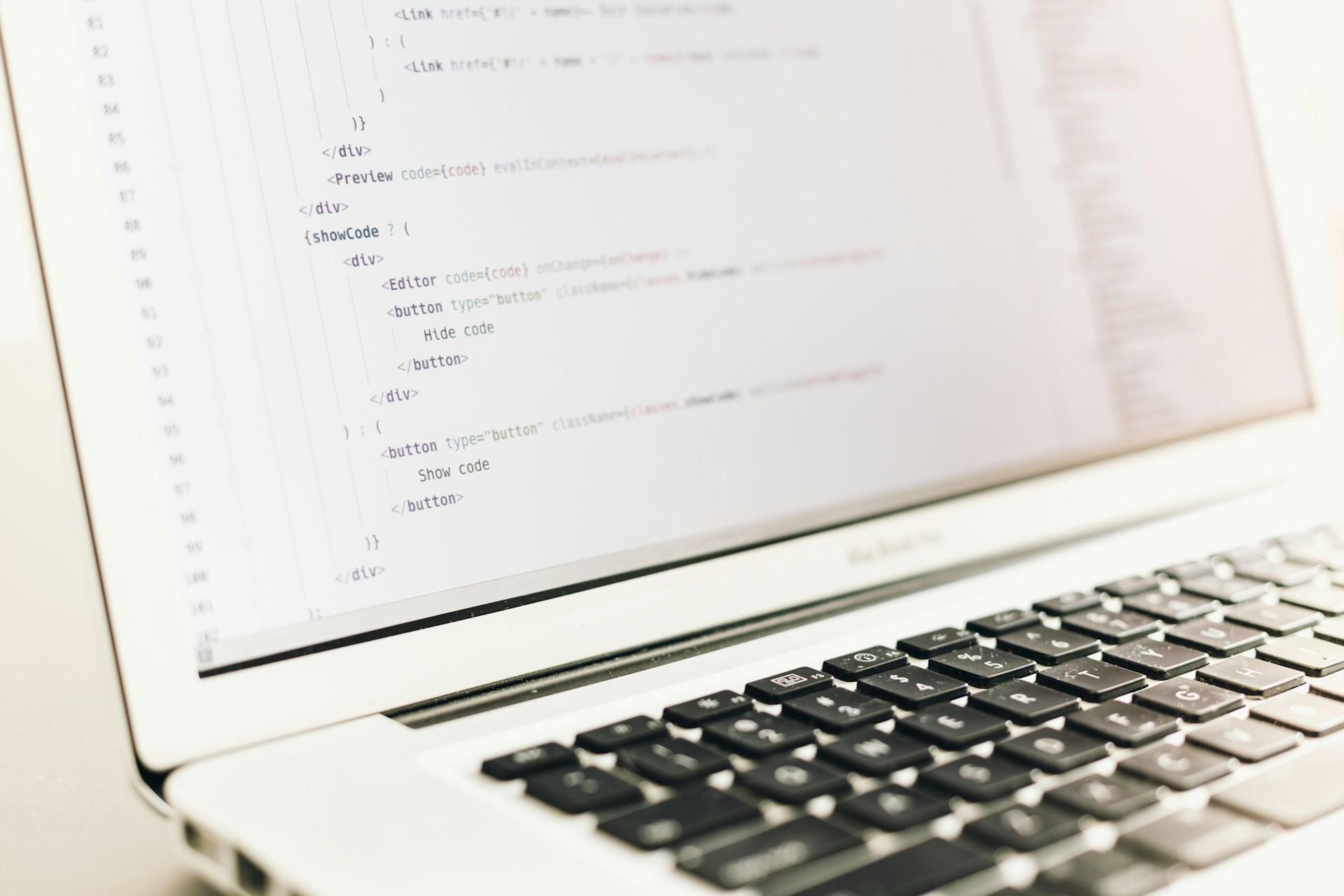 Notebook parte do teclado e tela com códigos de um formulário HTML