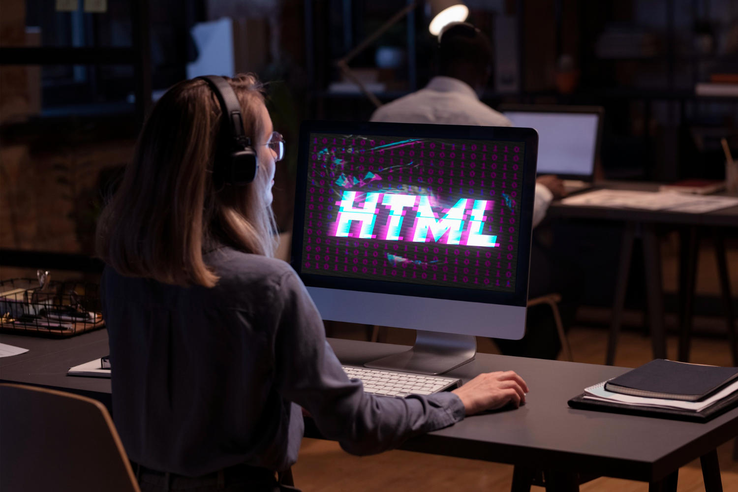 Mulher em aula de HTML.