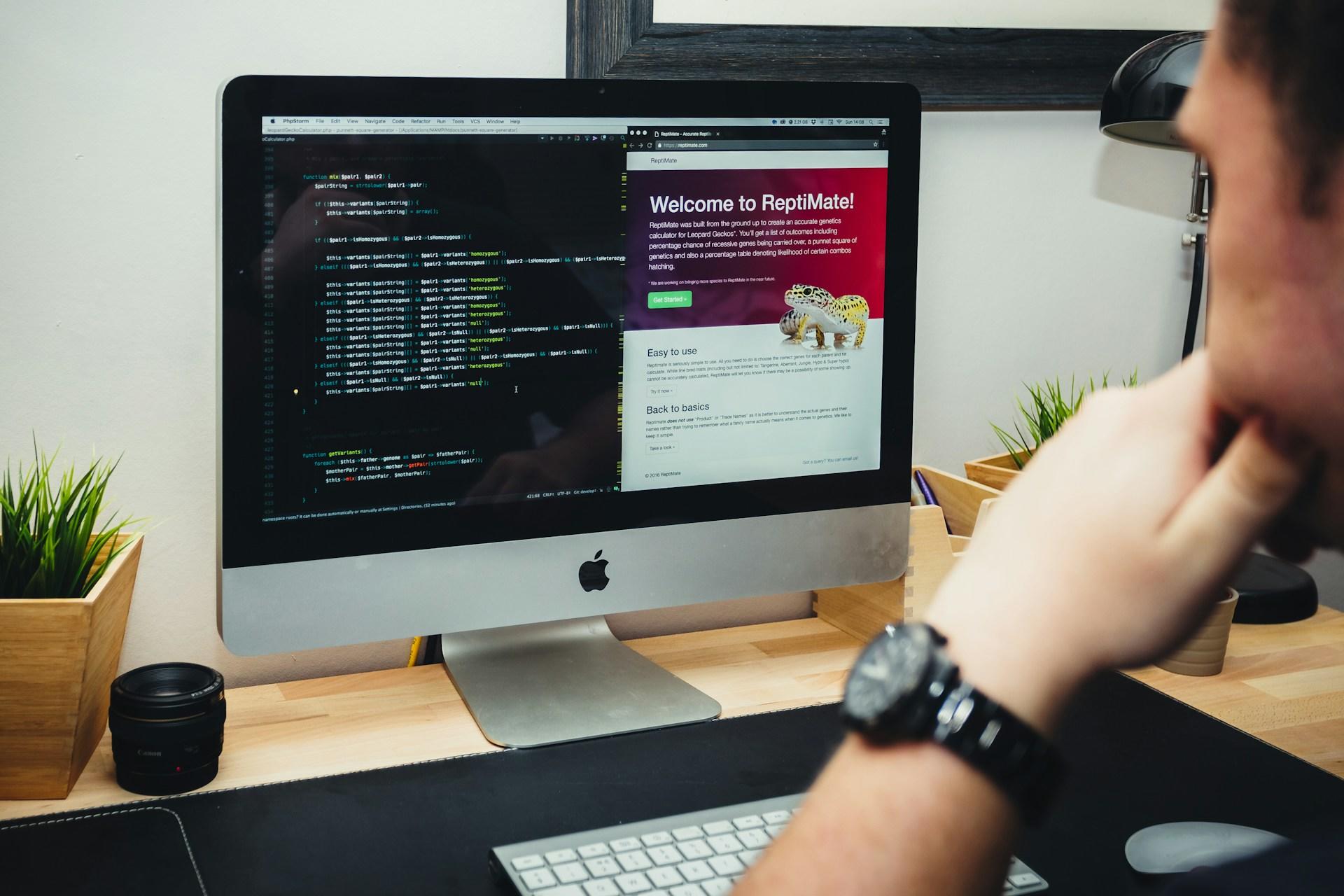 homem usando um computador para programar html