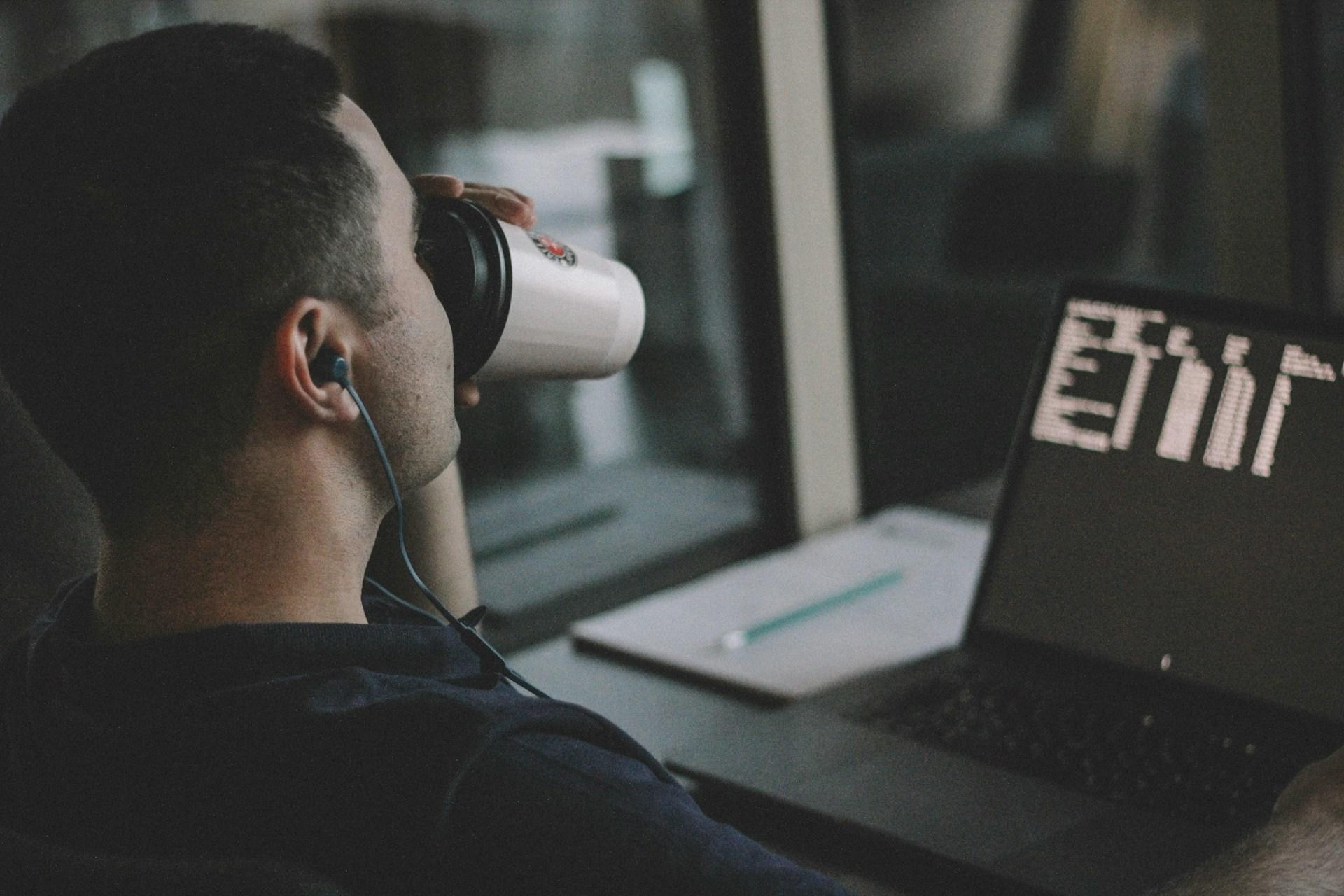 Programador em frente a uma tela de computador aprendendo HTML