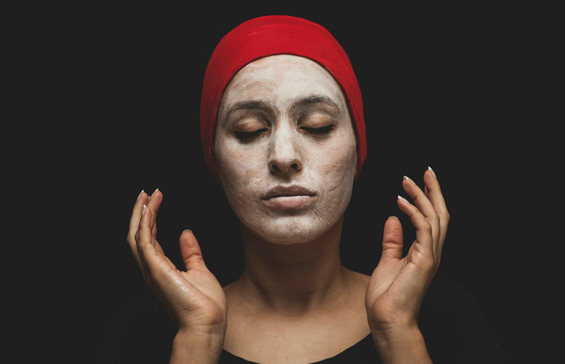 Mulher fazendo uma máscara facial com cremes.