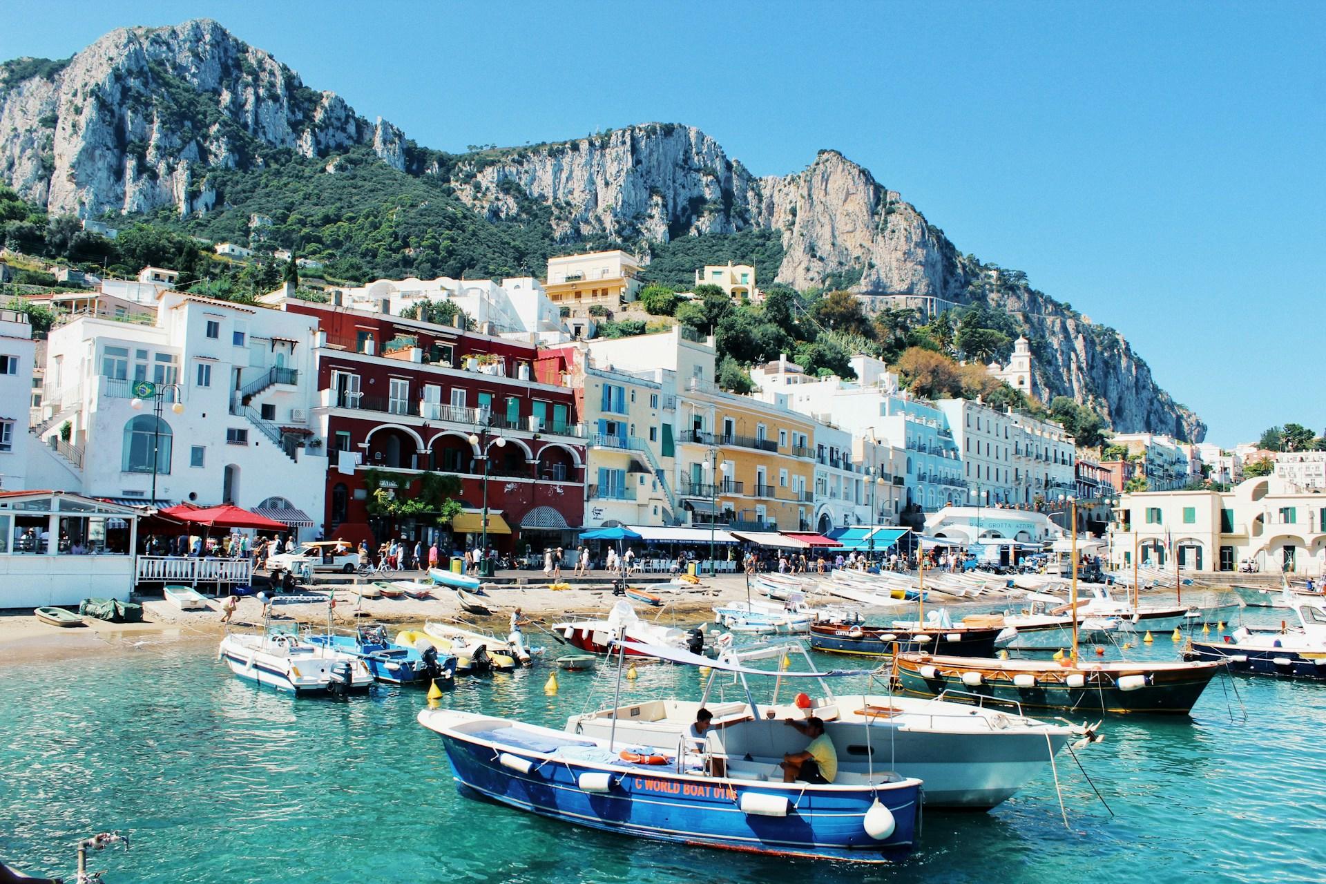 Barcos e casas na ilha de Capri.