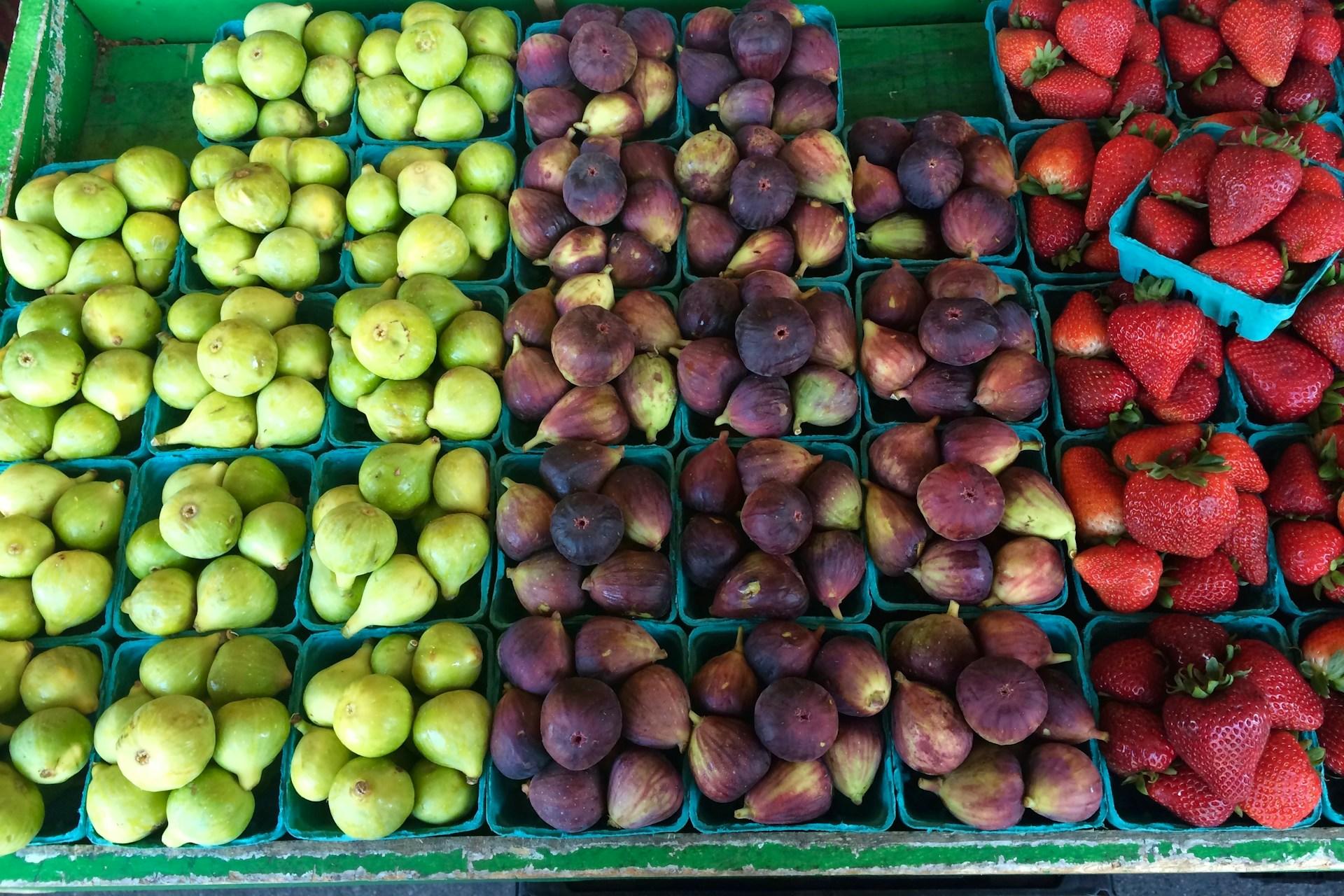 Frutas encaixotadas uma ao lado da outra