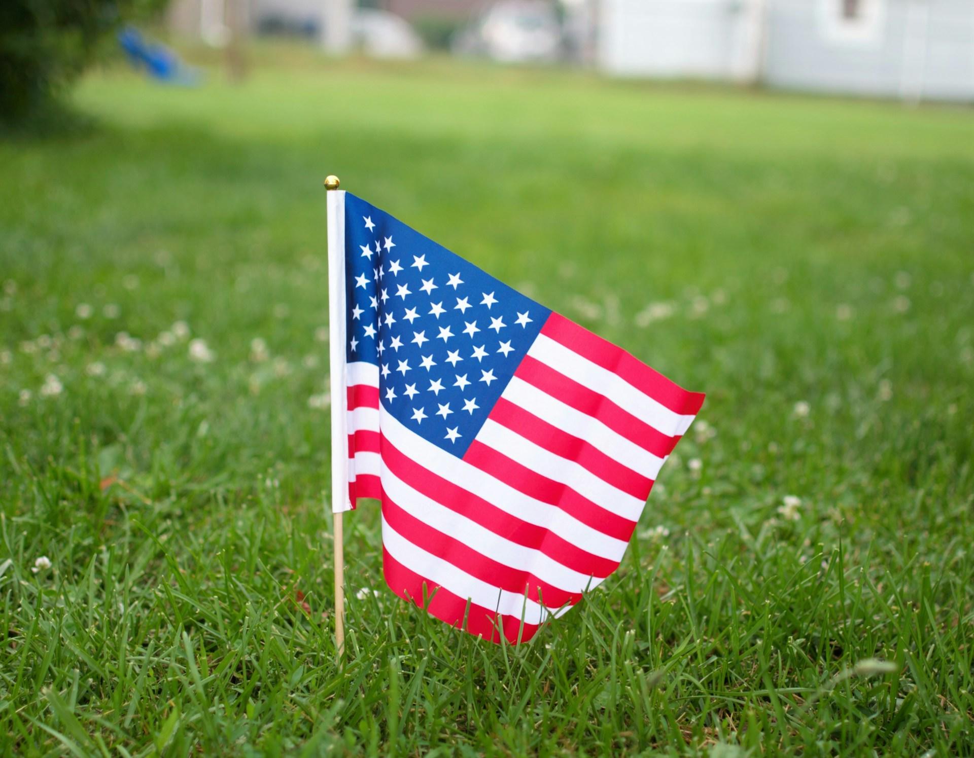 Bandeira dos Estados Unidos fincada no chão