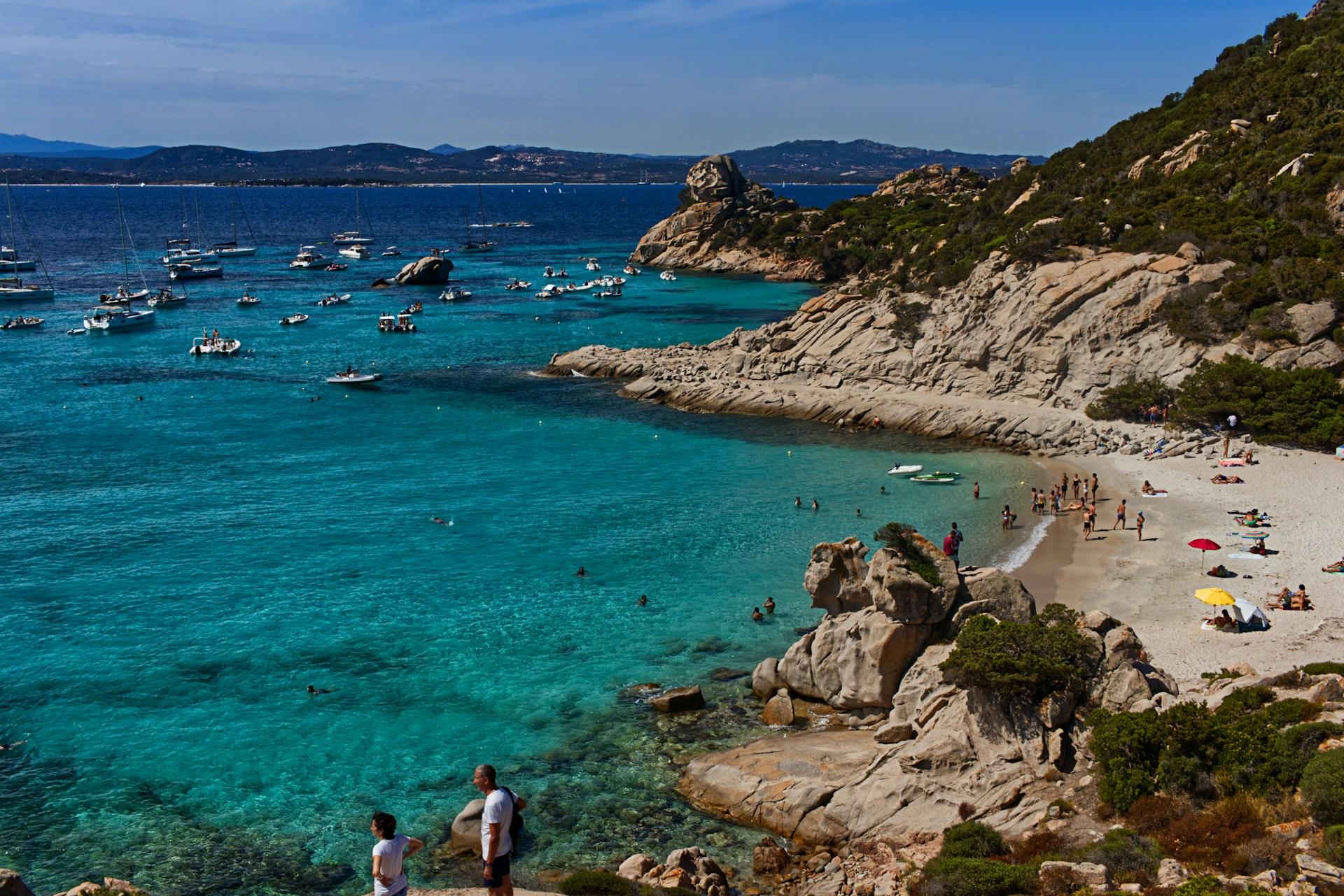Mar azul turquesa e formações rochosas da ilha de Sardenha.