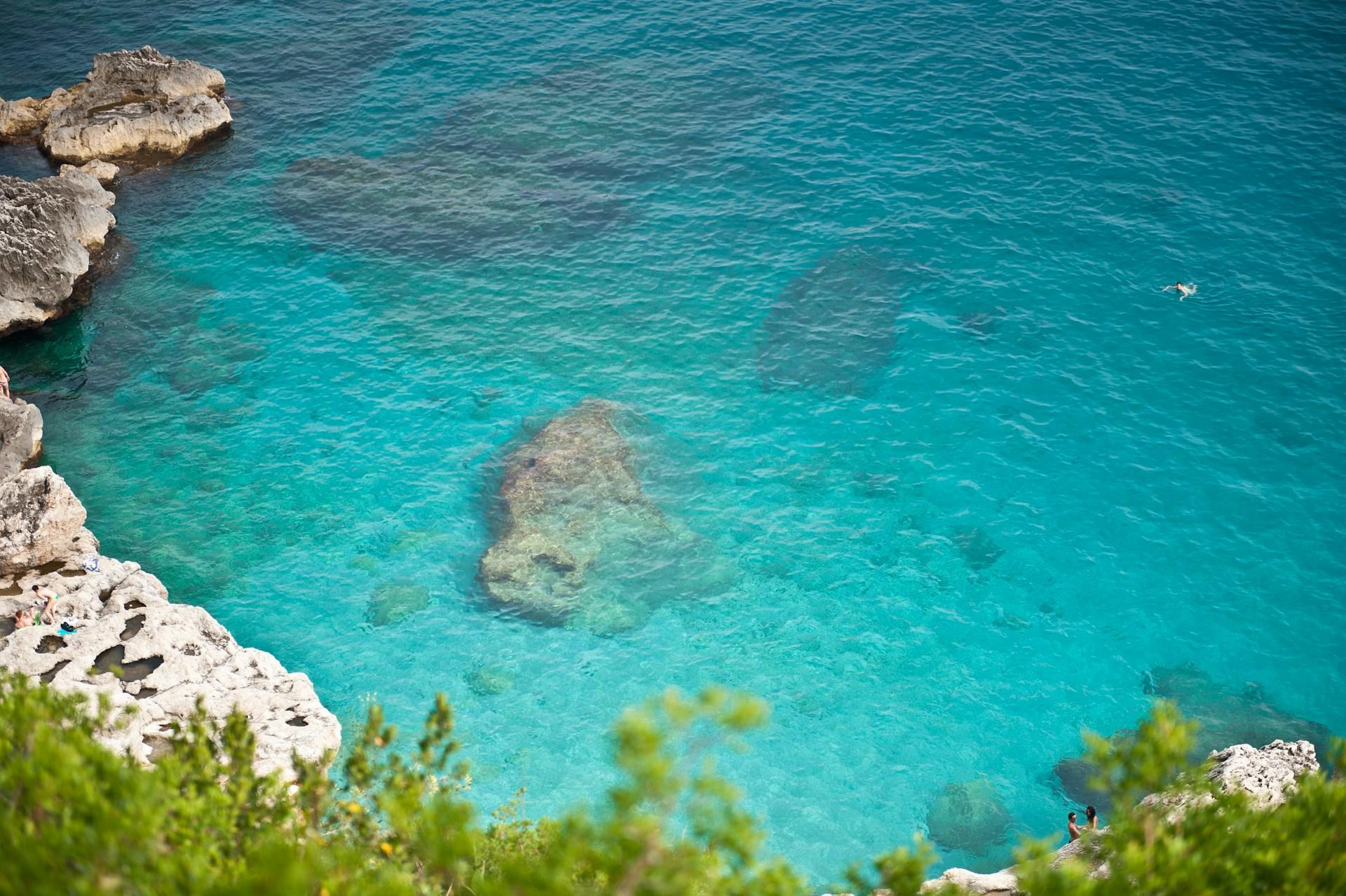 Mar cristalino da ilha de Capri.